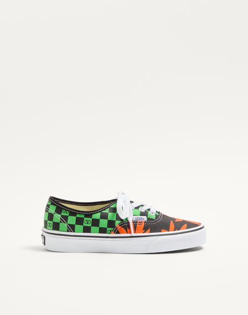 Tênis de cano baixo Valentino Garavani e Vans em tecido com estampa xadrez VLogo e estampa de folhas tropicais