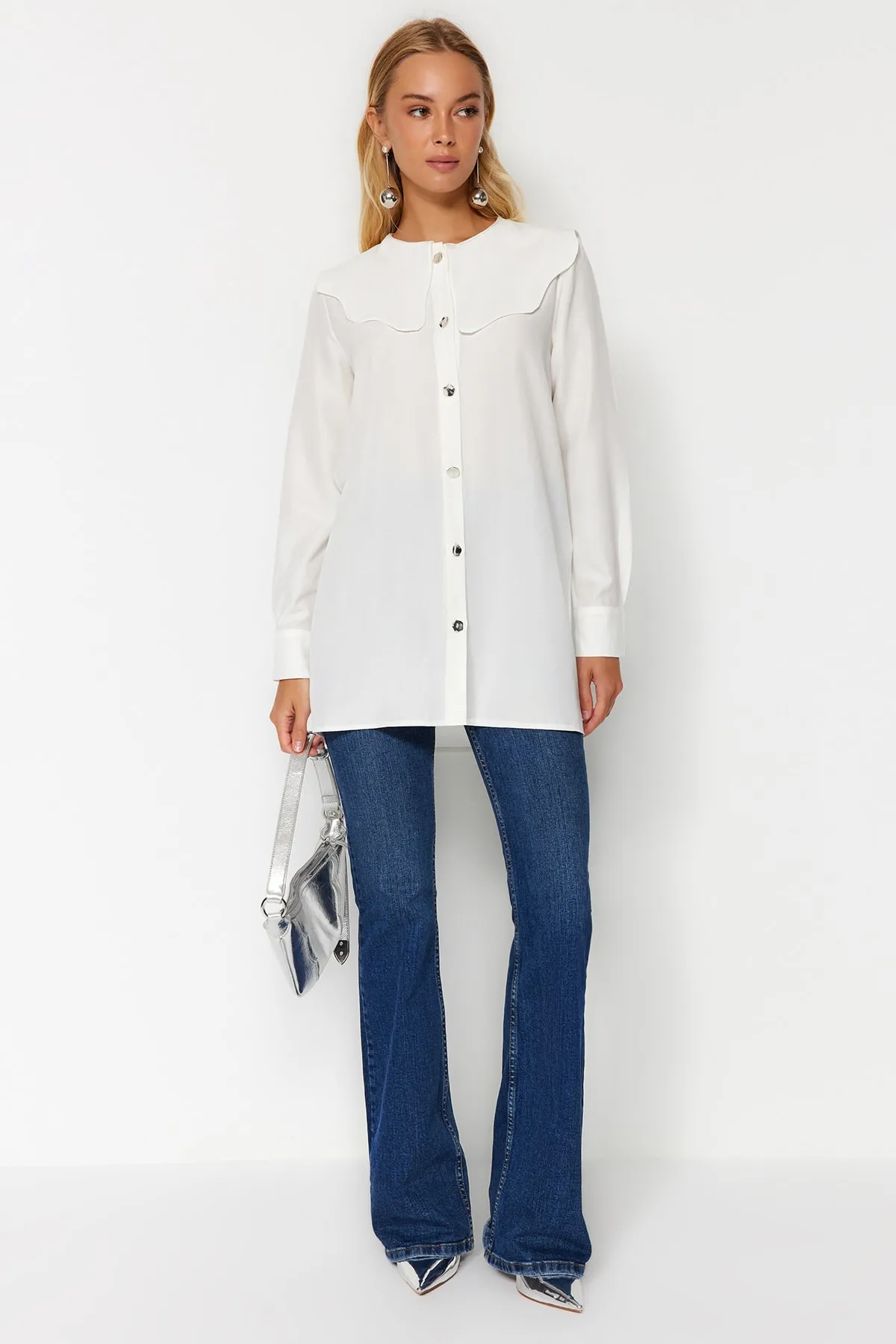 Trendyol Modest  Weißes Baumwollhemd mit Babykragen und silbernen Knöpfen TCTAW24TG00009