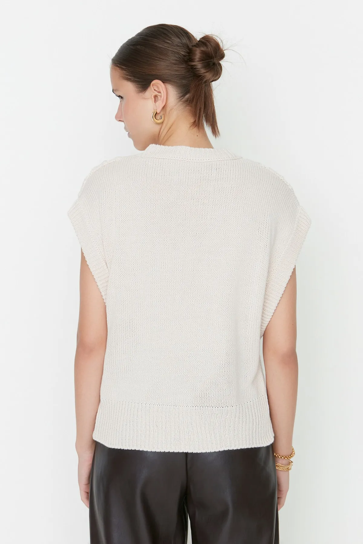 Trendyol Collection  Steinstrick-Strickpullover mit Rundhalsausschnitt und detailliertem Rundhalsausschnitt