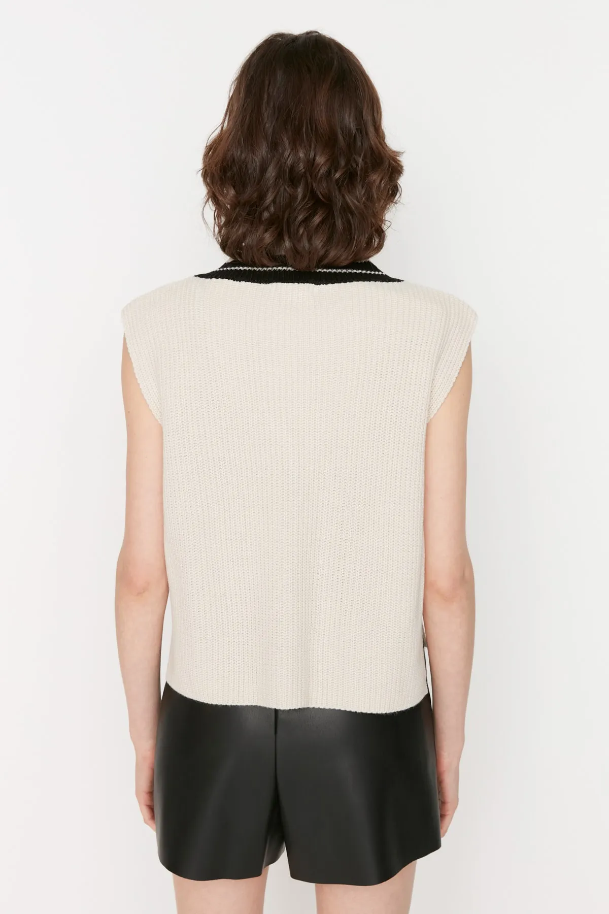 Trendyol Collection  Stone Crop Strickpullover mit V-AusschnittTWOAW21BZ0135