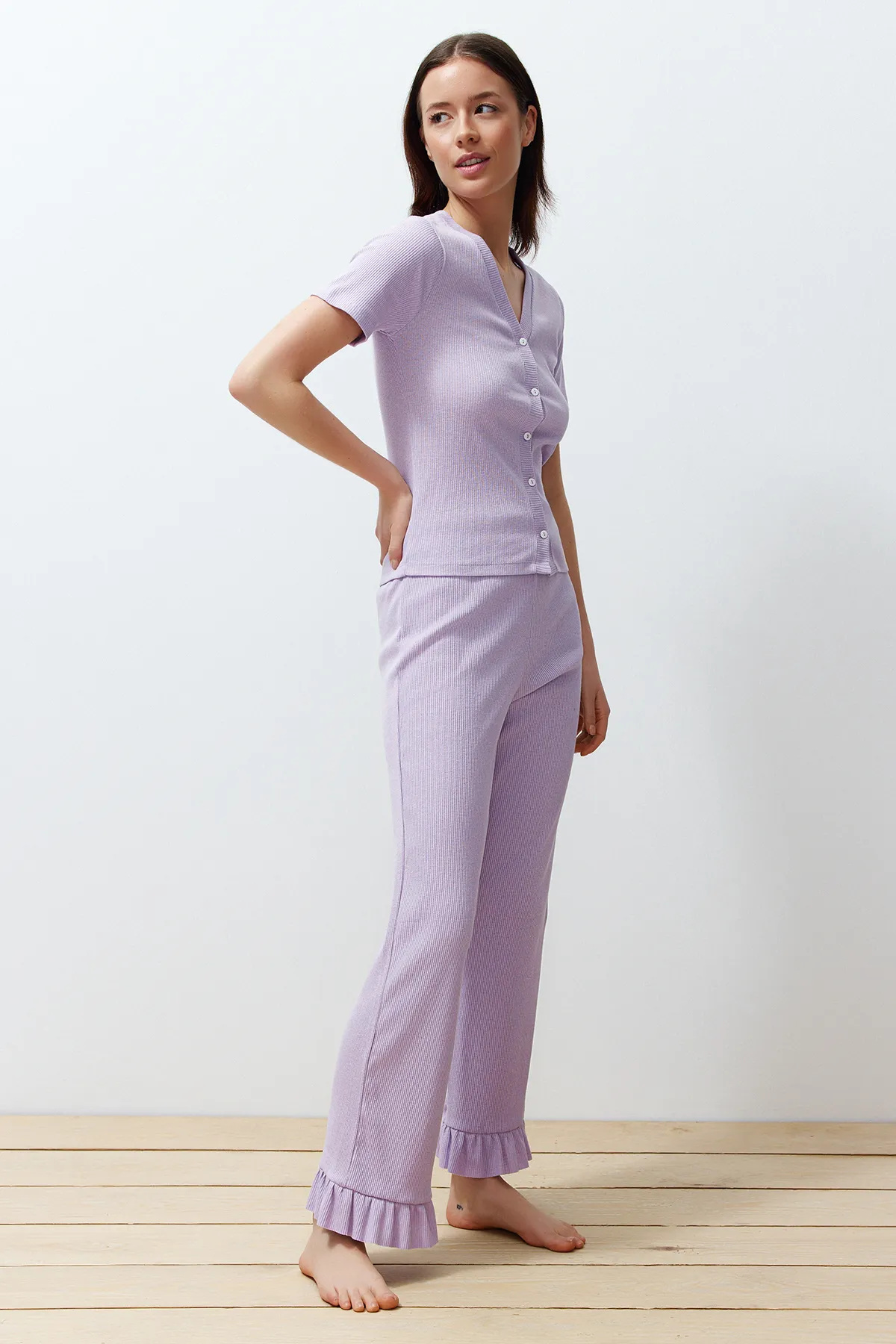 Trendyol Collection  Fliederfarbenes Pyjama-Set aus schnurgebundenem Strick mit Rüschen und Details THMSS24PT00209