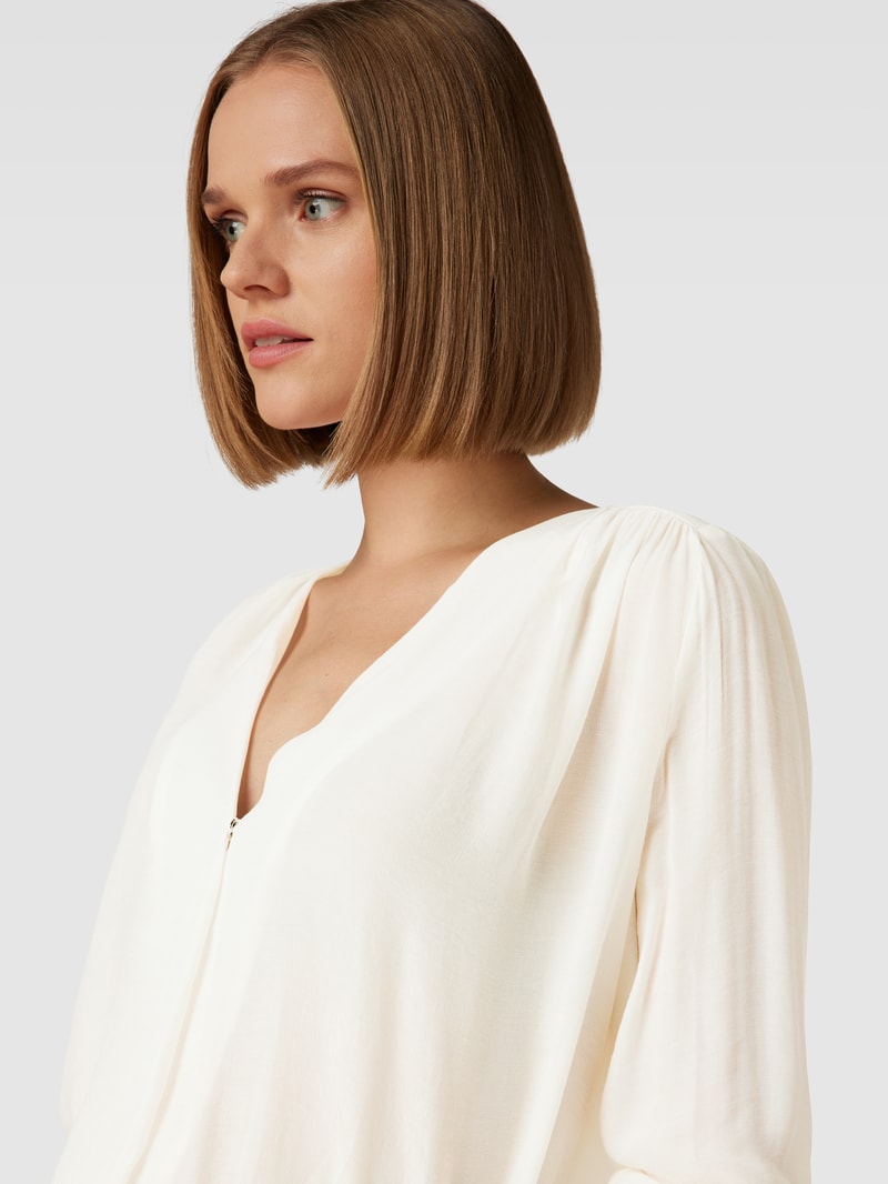 Blusenshirt aus Viskose-Mix mit V-Ausschnitt in offwhite