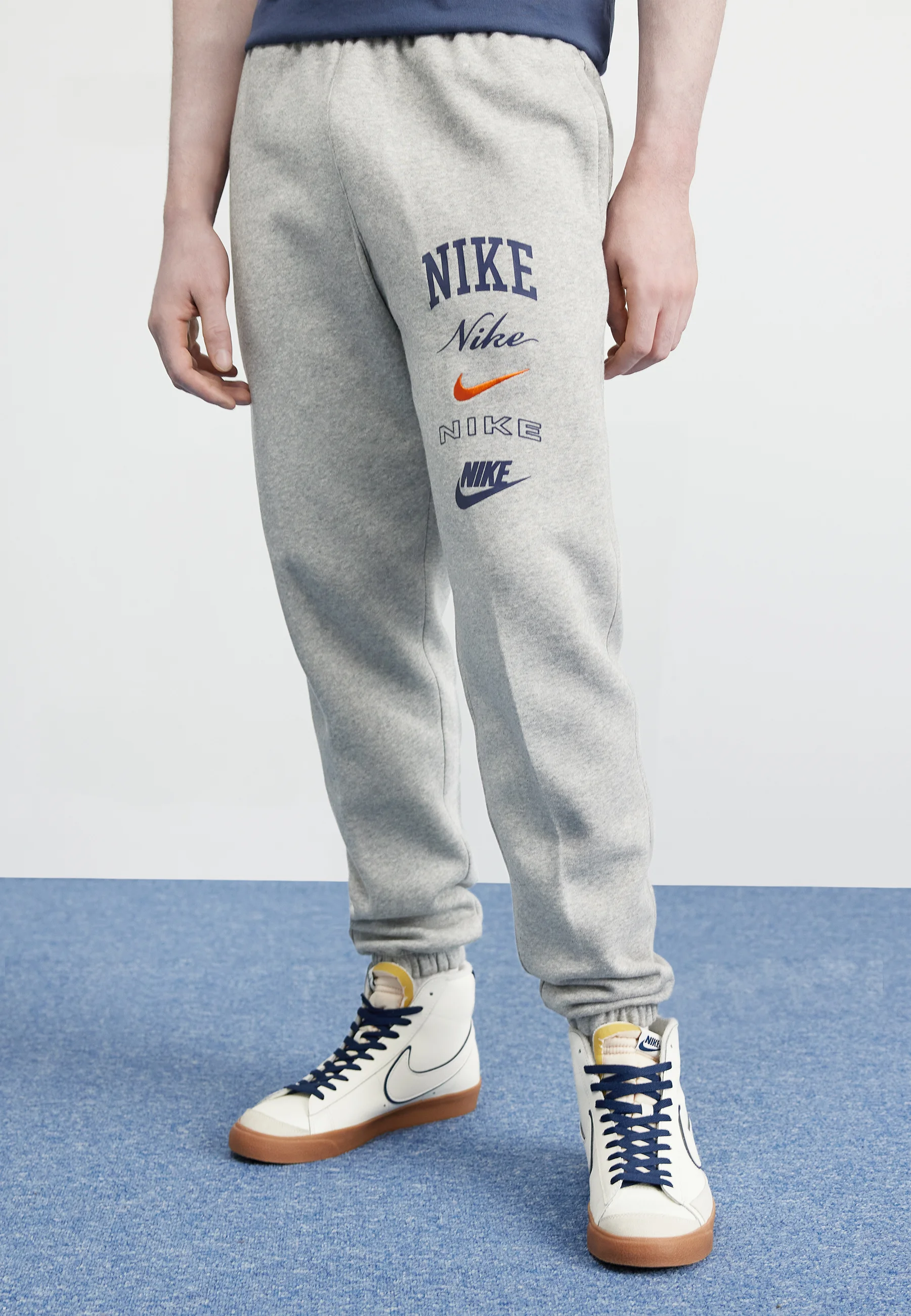 Nike Sportswear CLUB PANT STACK - Pantalones deportivos