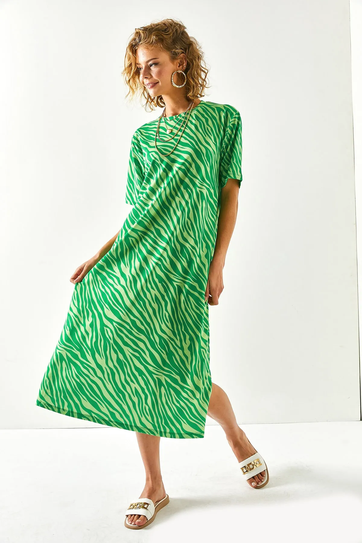 Olalook  Viskosegrünes, seitlich geschlitztes Oversize-Baumwollkleid für Damen ELB-19001880
