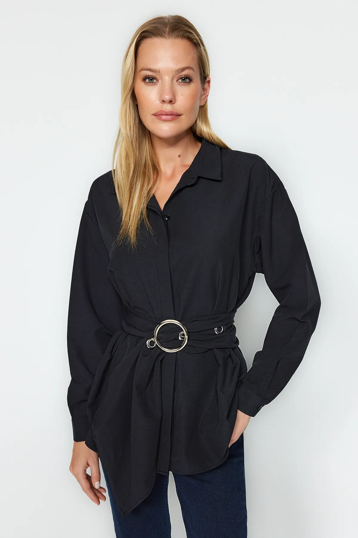 Trendyol Collection  Schwarzes, gewebtes Baumwollhemd mit Gürtelschnalle TWOAW20GO0099