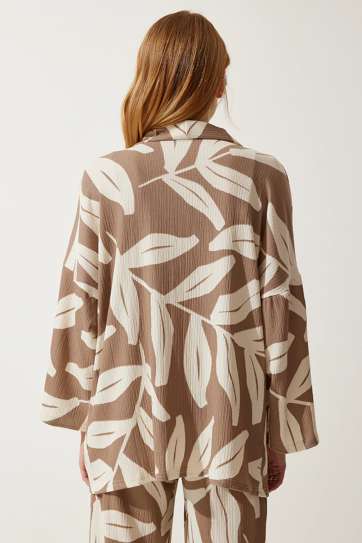 Happiness İstanbul  Palazzo-Set für Damen mit Sommerjacke und Crinkle-Muster in Nerzbraun DD01304