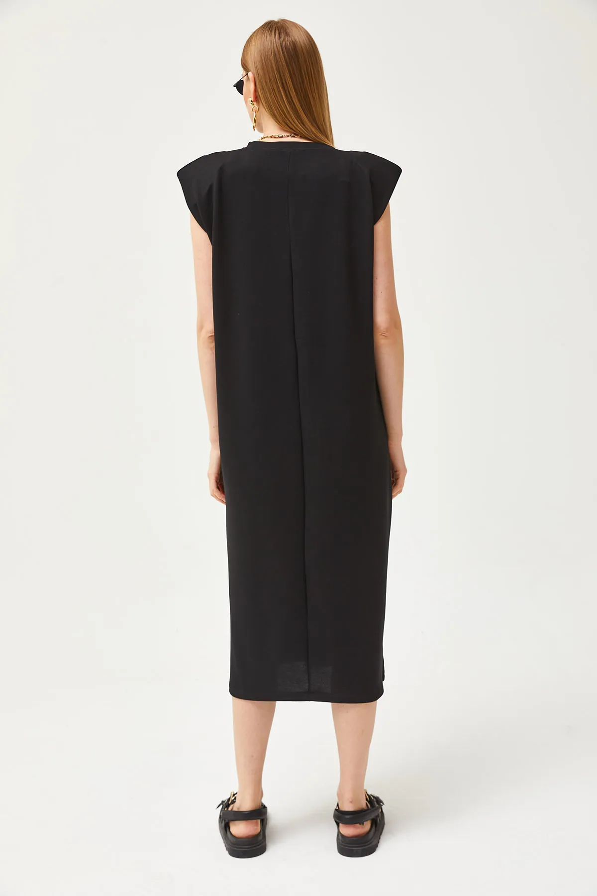 Olalook  Schwarzes Damenkleid mit gepolsterten Schultern und Schlitz und Kristallen ELB-19002086
