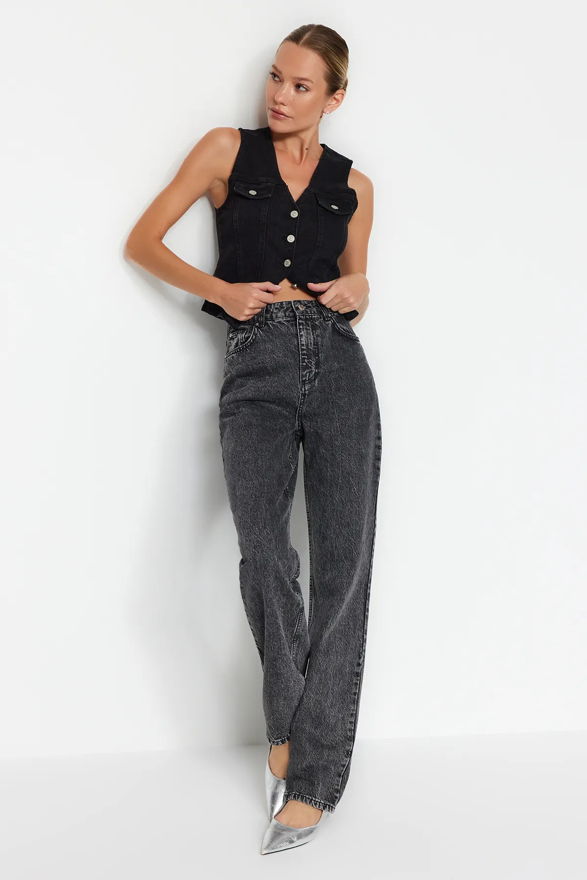 Trendyol Collection  Anthrazitfarbene Jeans mit hoher Taille und geradem Bein TWOAW24JE00173