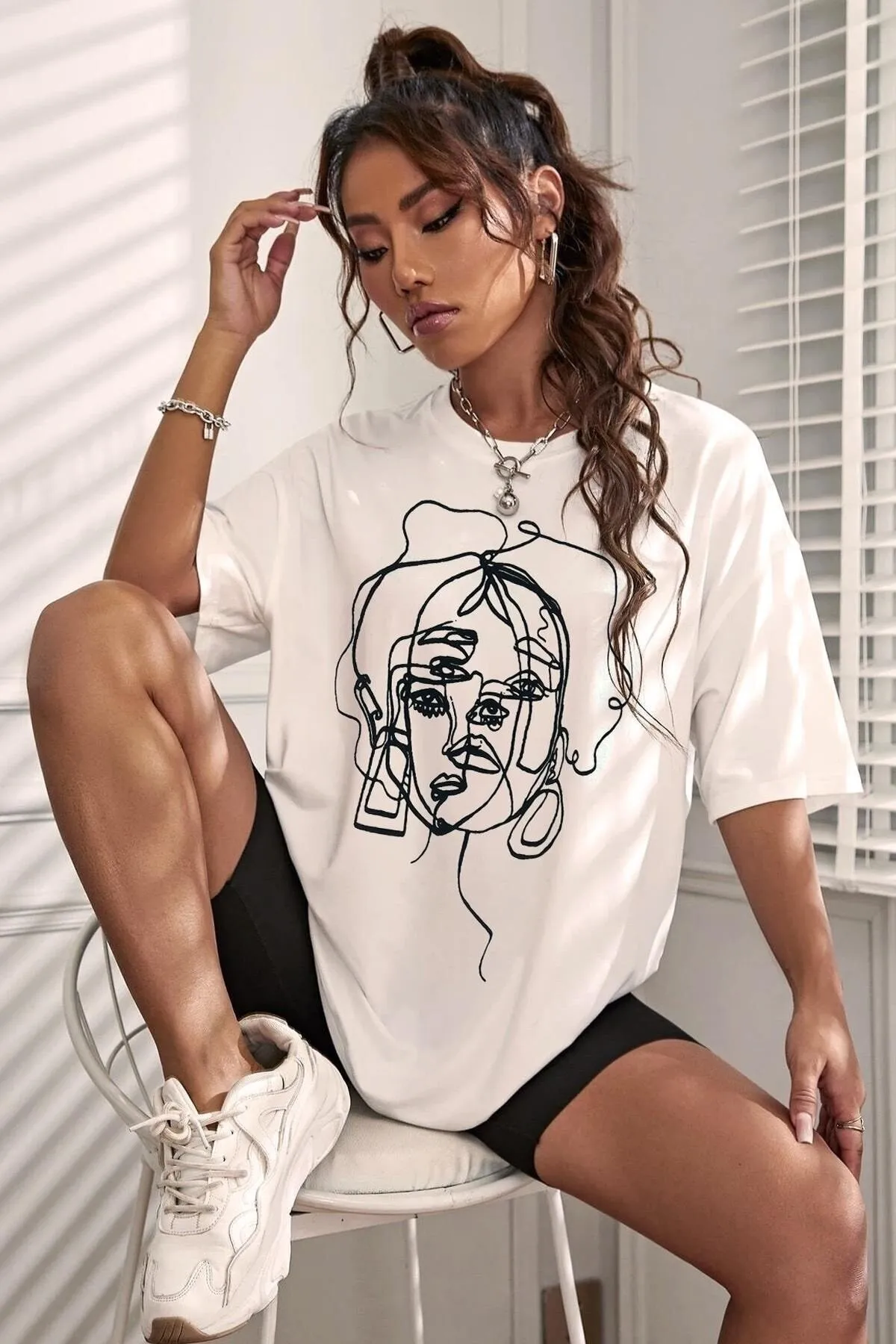 MODAGEN  Weißes Oversize-T-Shirt mit Gesichtsaufdruck für Damen