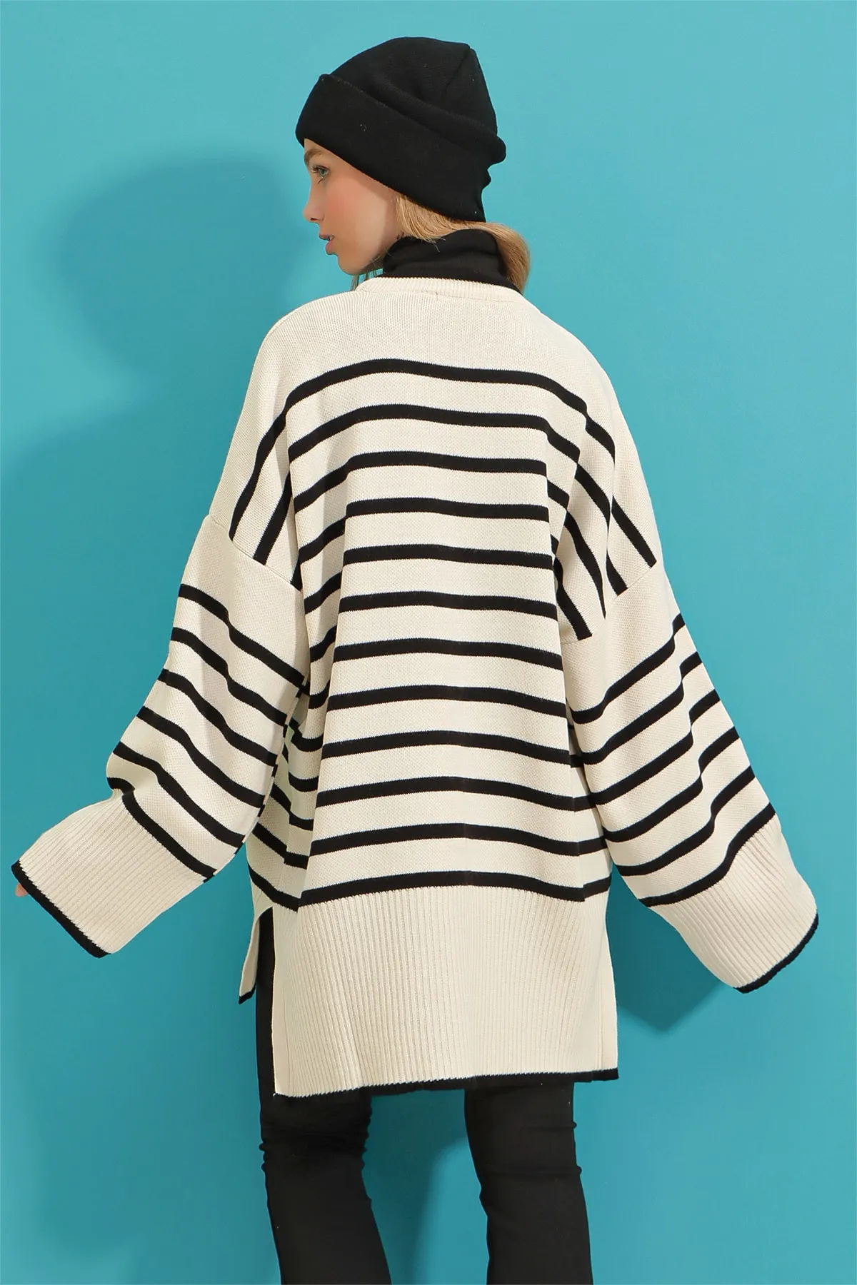 Trend Alaçatı Stili  Schwarzer Oversize-Strickpullover mit Rundhalsausschnitt, Streifen und Seitenschlitz für Damen ALC-X9338