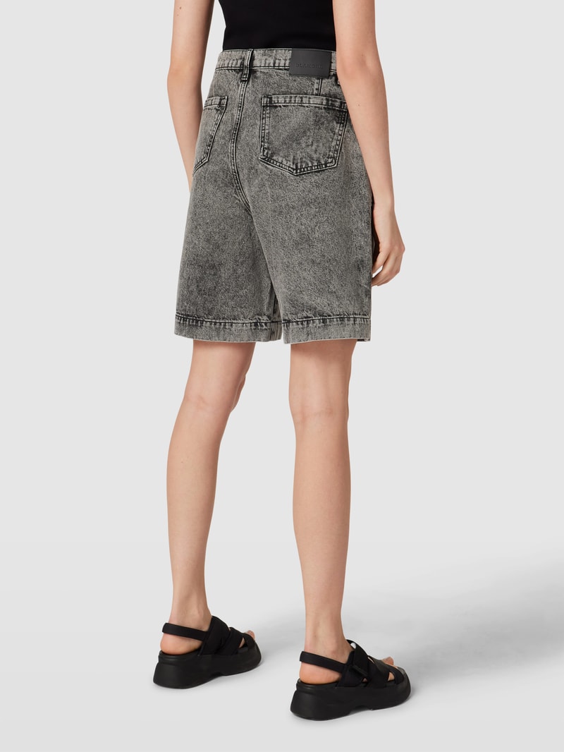 Jeansshorts mit Label-Patch in schwarz