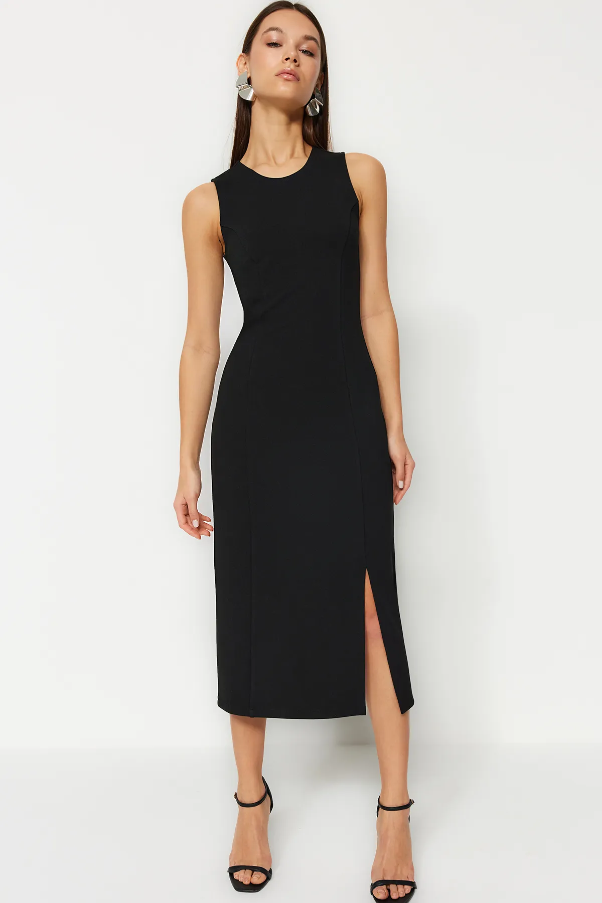 Trendyol Collection  Schwarzes, ärmelloses, figurbetontes, flexibles Midi-Bleistiftkleid aus Strick mit Schlitzen TWOSS24EL00108
