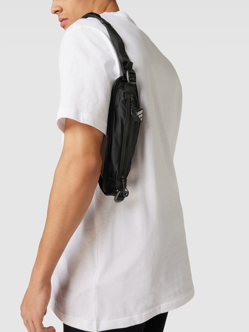 Bauchtasche mit Label-Detail in schwarz