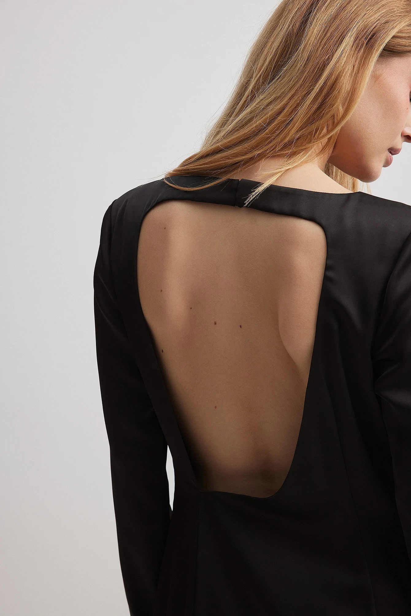 Asymmetrisches Minikleid mit offenem Rücken