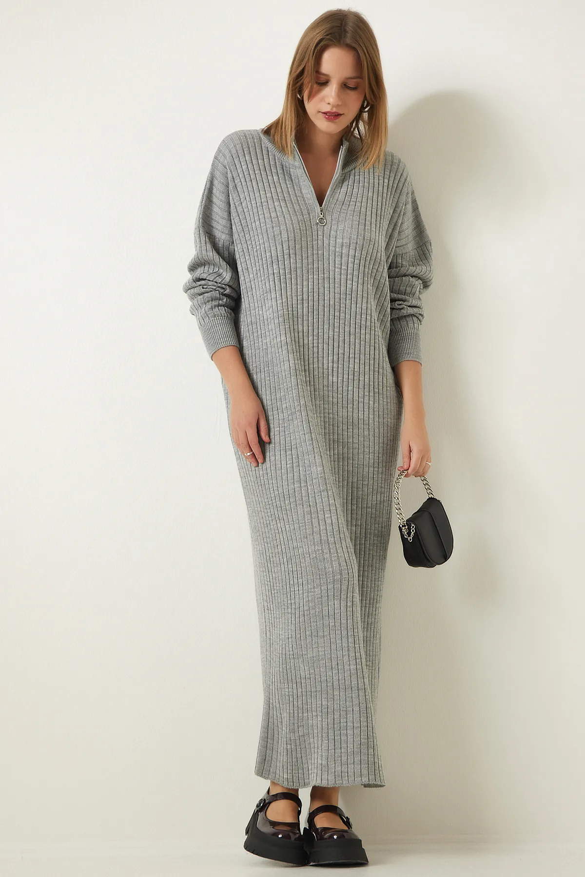 Happiness İstanbul  Graues, geripptes Oversize-Strickkleid für Damen DD01251