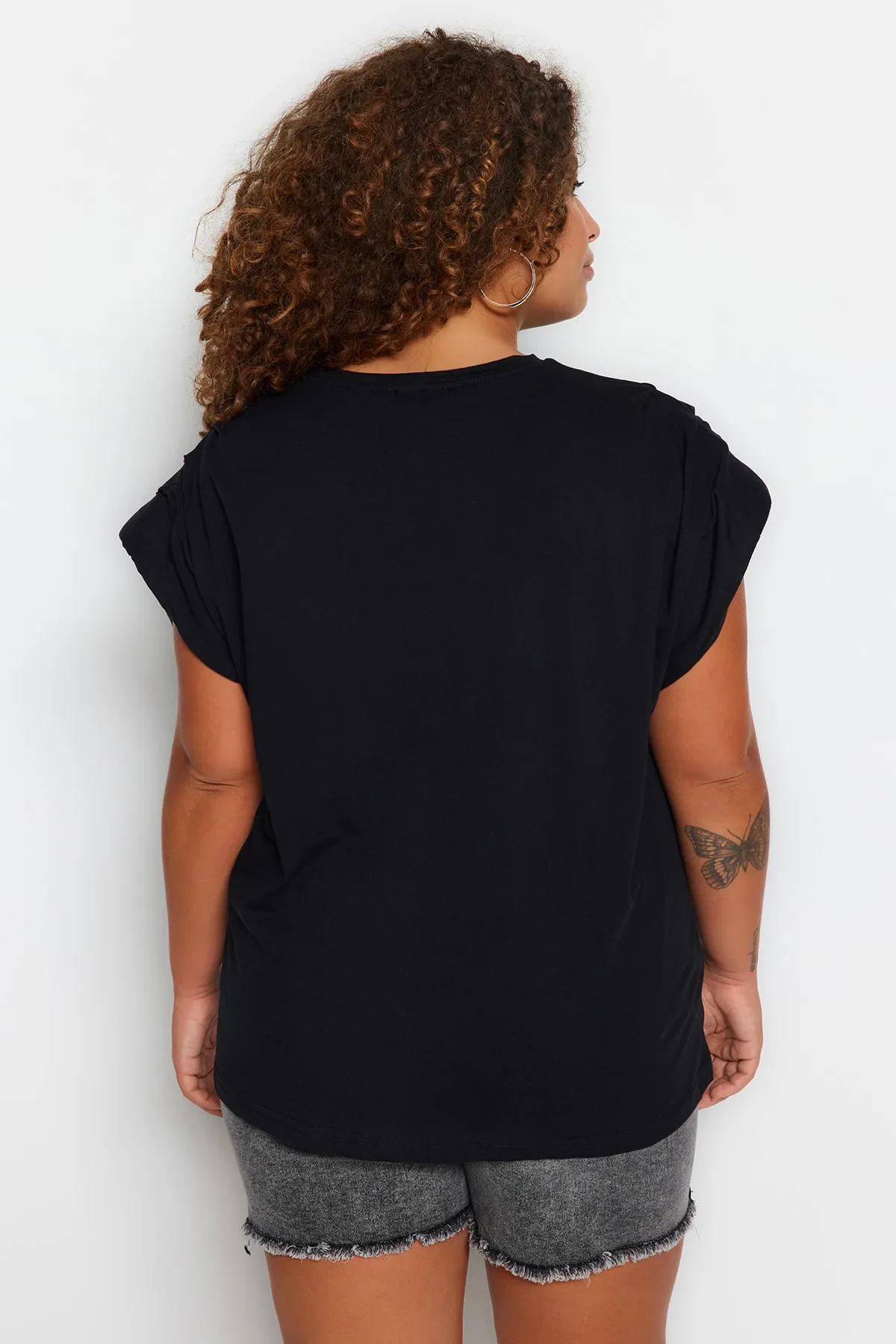Trendyol Curve  Schwarze Basic-Strickbluse mit Rundhalsausschnitt TBSSS23AF00053
