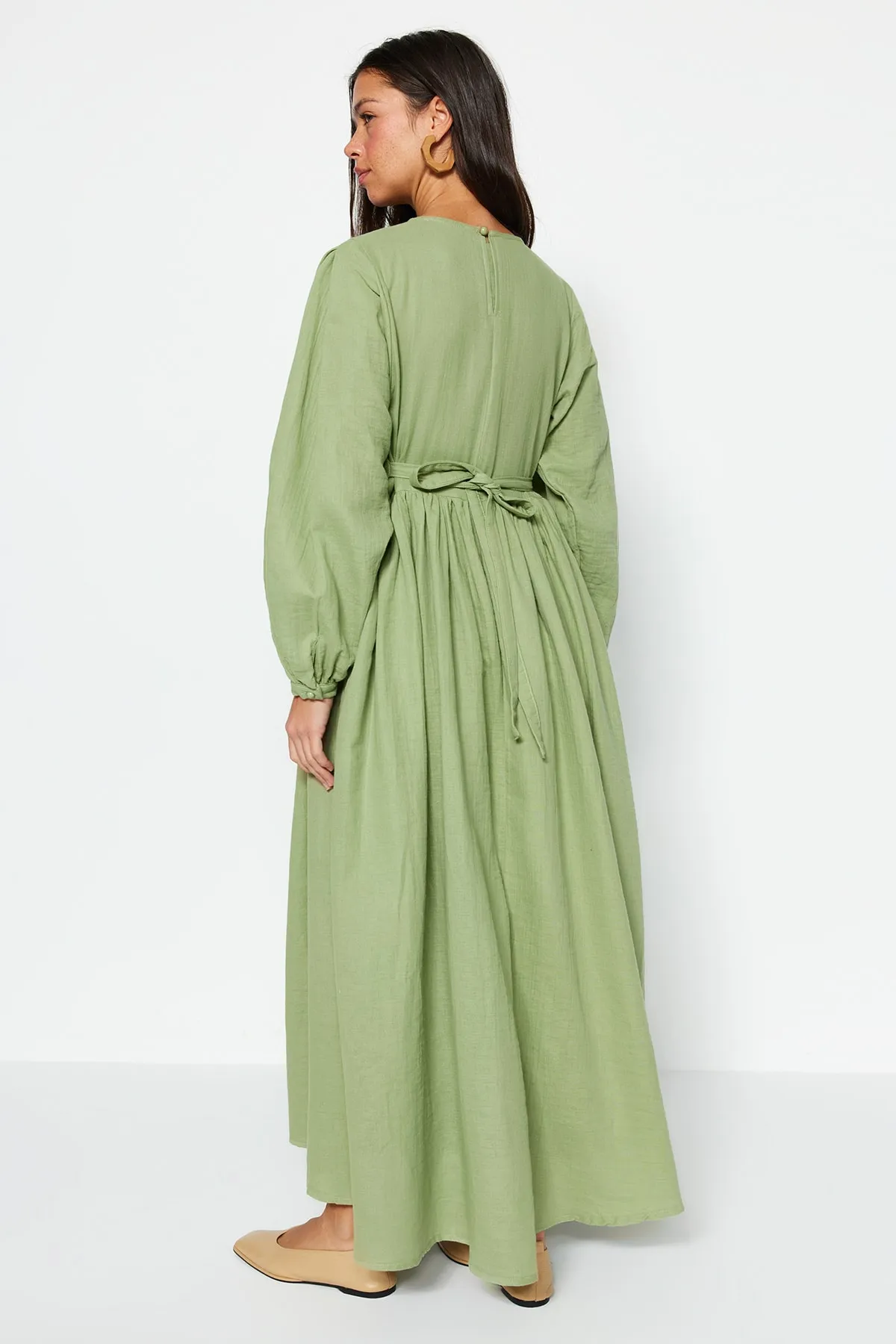 Trendyol Modest  Khakifarbenes, bequem geschnittenes, gefüttertes Musselin-Kleid aus 100 % gewebter Baumwolle mit Gürtel TCTSS23EB00048
