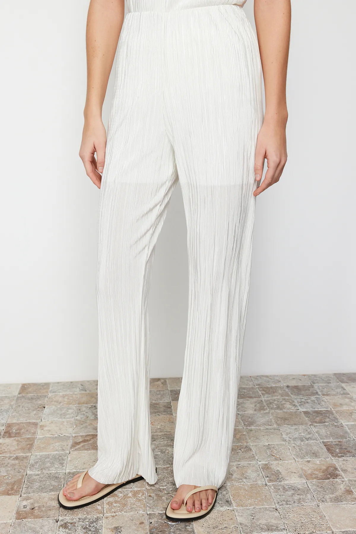 Trendyol Collection  Weiße Stretch-Strickhose mit Bügelfaltenfutter TWOSS24PL00033