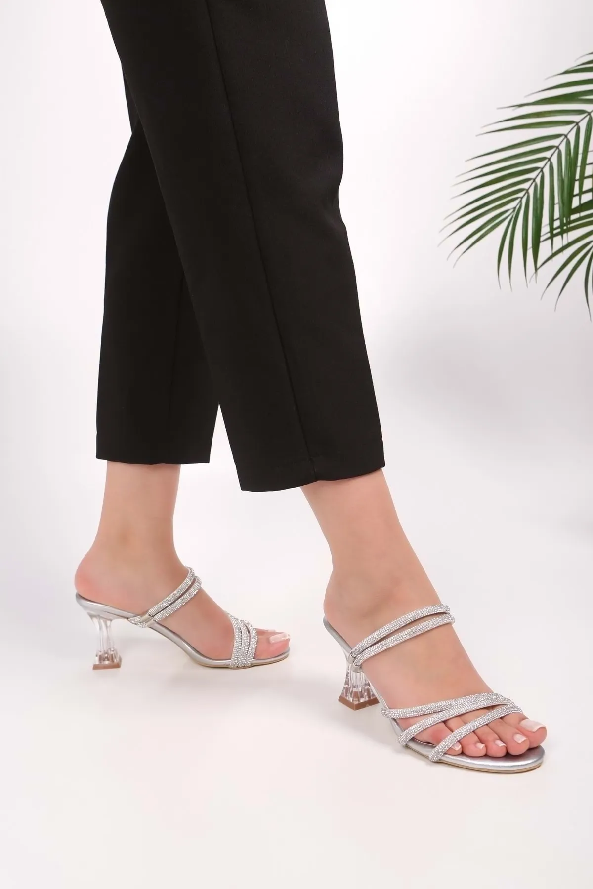 Shoeberry  Damen Yeda Silver Skin Stone Hausschuhe und Schuhe mit Absatz