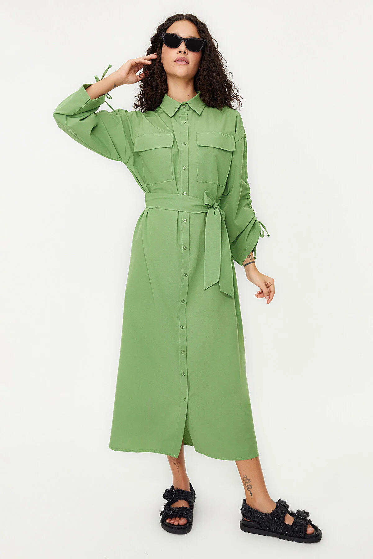 Trendyol Modest  Khakifarbenes, verstellbares, detailliertes Hemdkleid aus Baumwollgewebe mit Gürtelärmeln TCTSS23EB00365