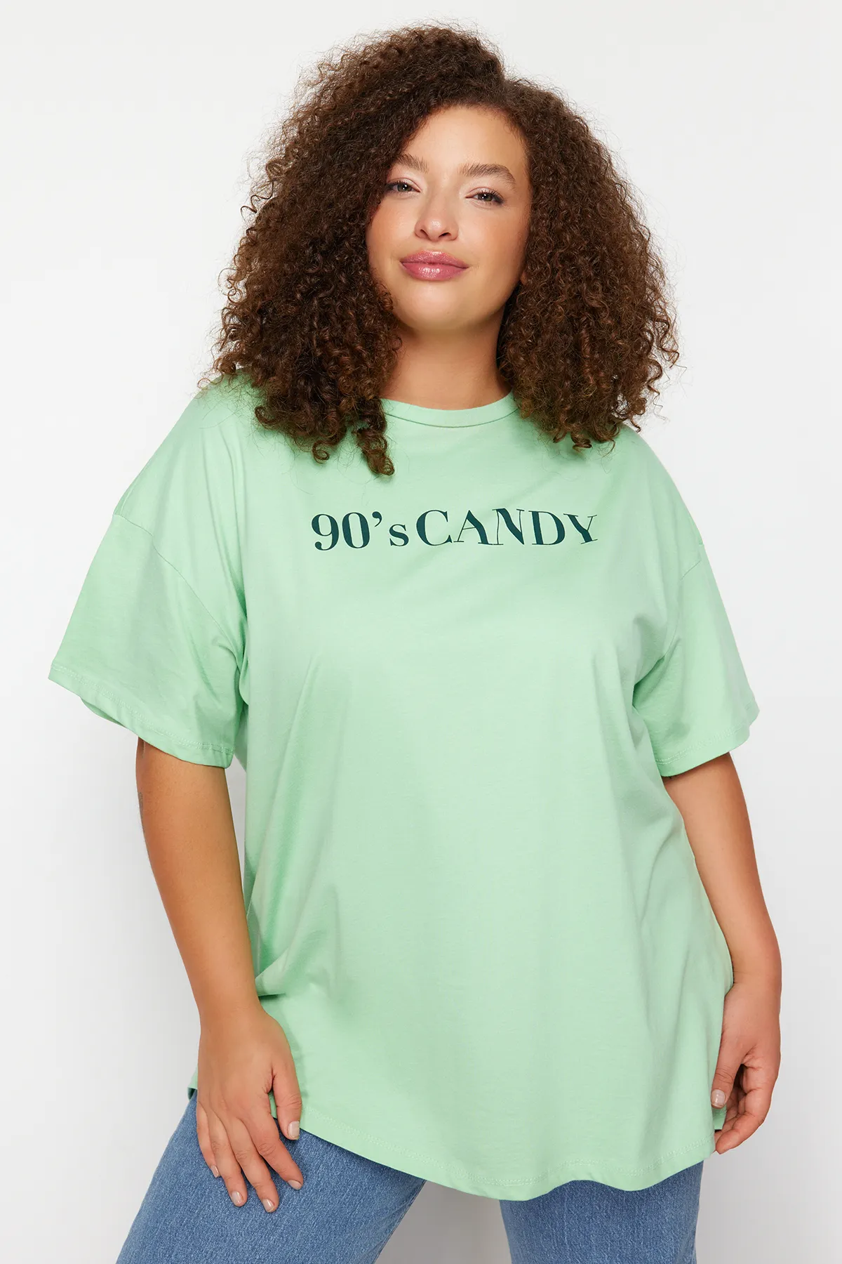 Trendyol Curve  Mintfarbenes, bedrucktes Strick-T-Shirt mit Rundhalsausschnitt und weiter Passform TBBSS23BF00015