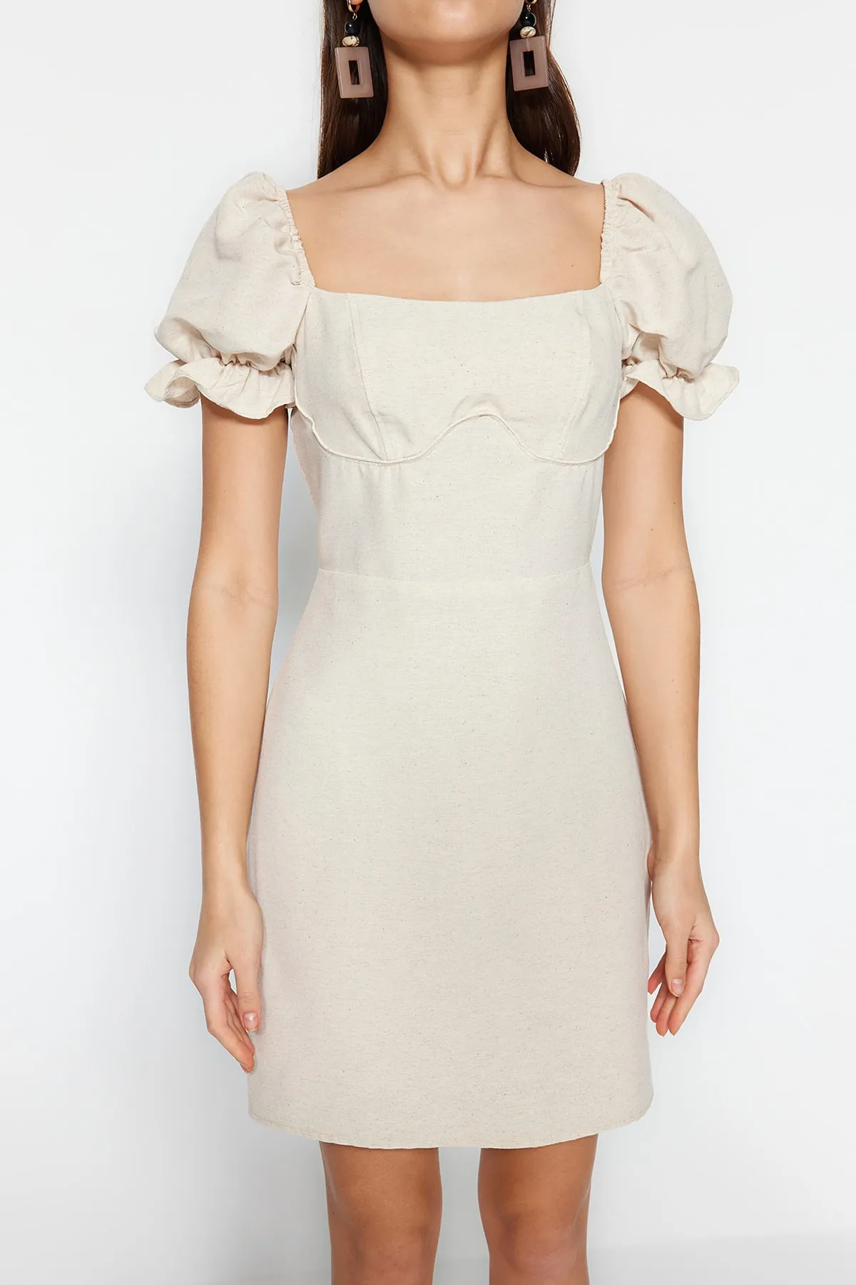 Trendyol Collection  Beigefarbenes Webkleid mit Ballonärmeln TWOSS23EL01765