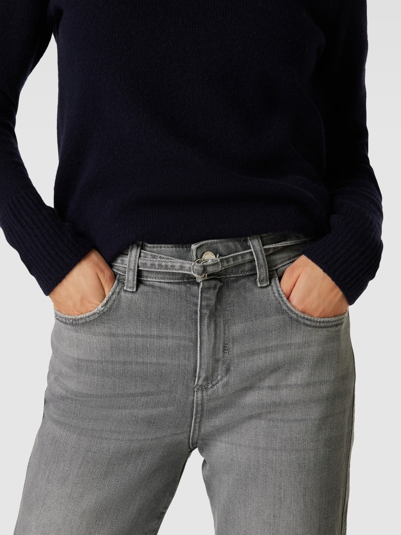 Jeans mit Label-Patch in hellgrau