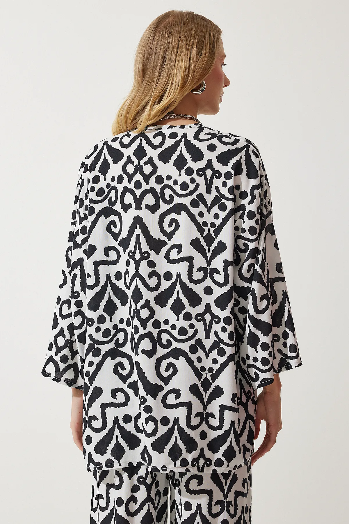 Happiness İstanbul  Schwarz-weiß gemustertes Kimono-Palazzo-Hosen-Set für Damen EN00614