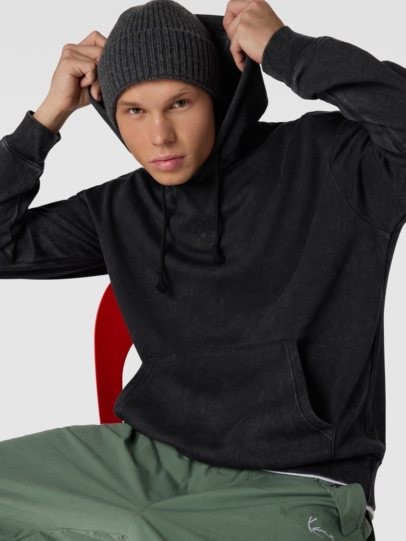 Hoodie mit überschnittenen Schultern in schwarz