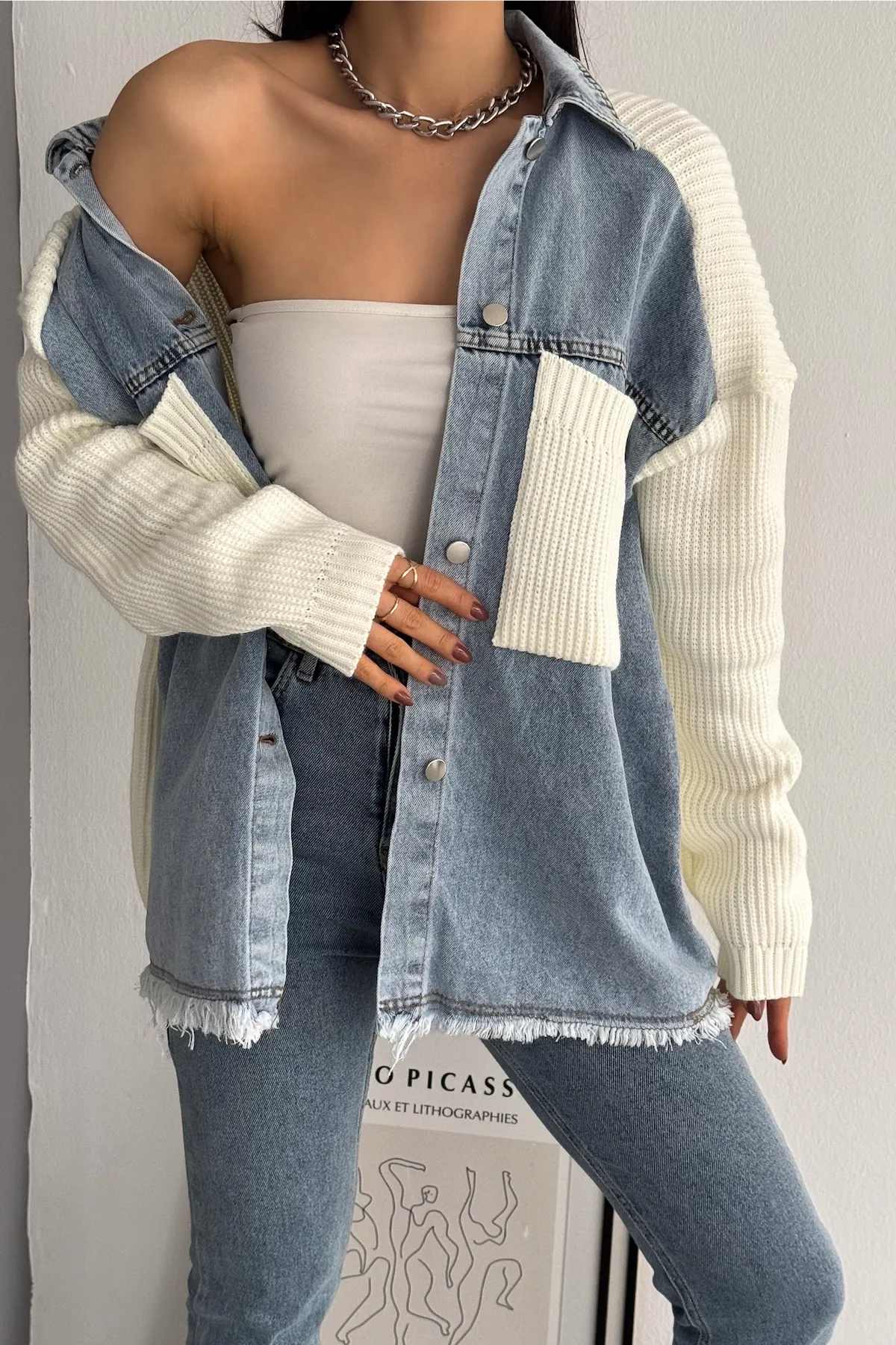 FEMELLE  Damen-Strickjacke aus Denim mit weißen Ärmeln und Taschen in Übergröße