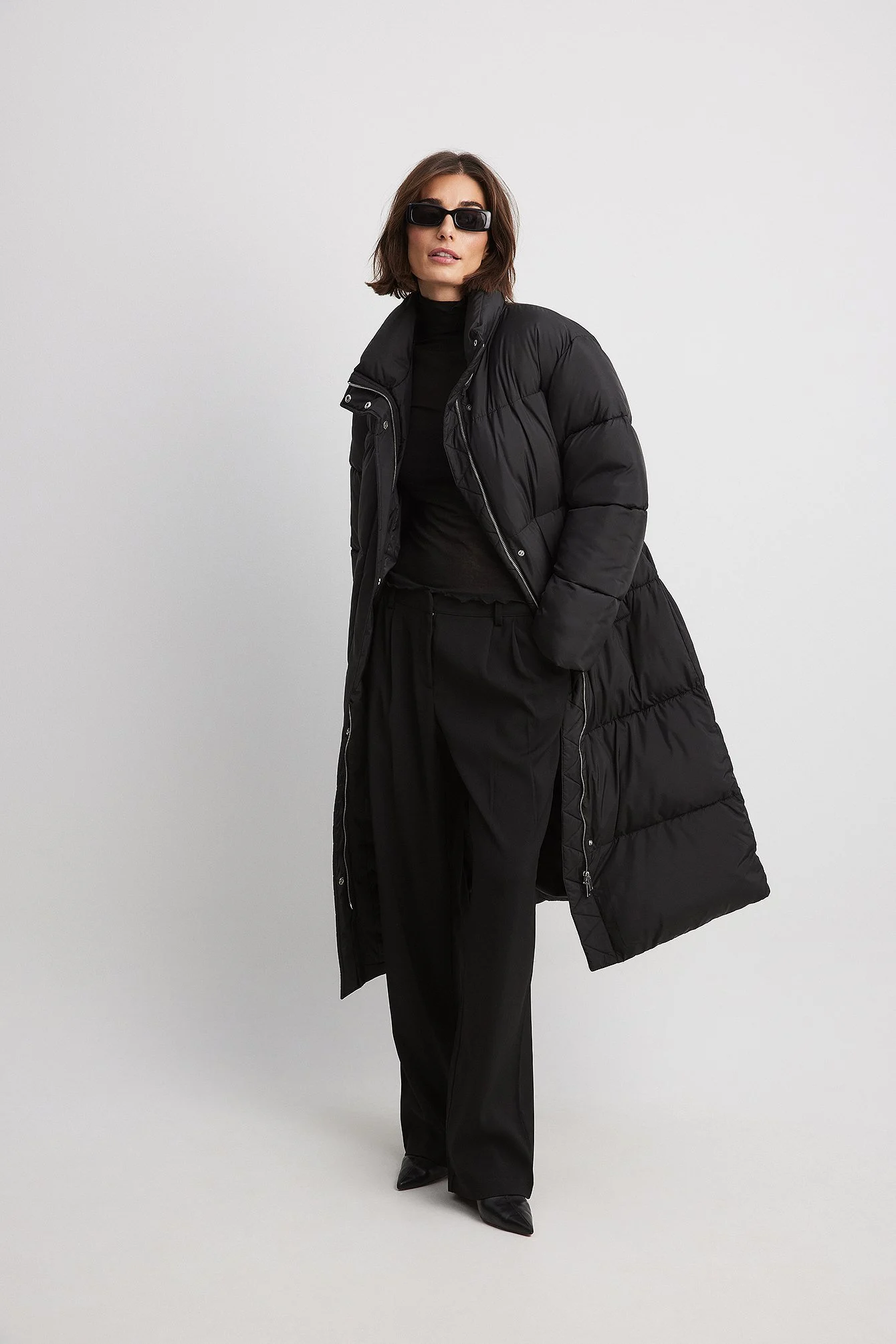 Lange gefütterte Jacke mit Gürtel