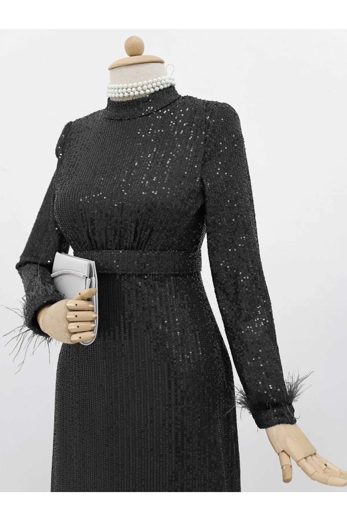 Modamorfo  Pailletten-Abendkleid mit Gürtel und Federärmeldetail