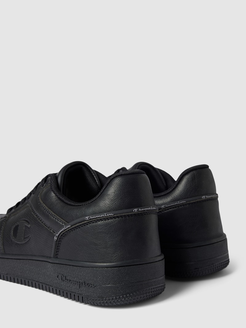 Sneaker mit Label-Detail in schwarz