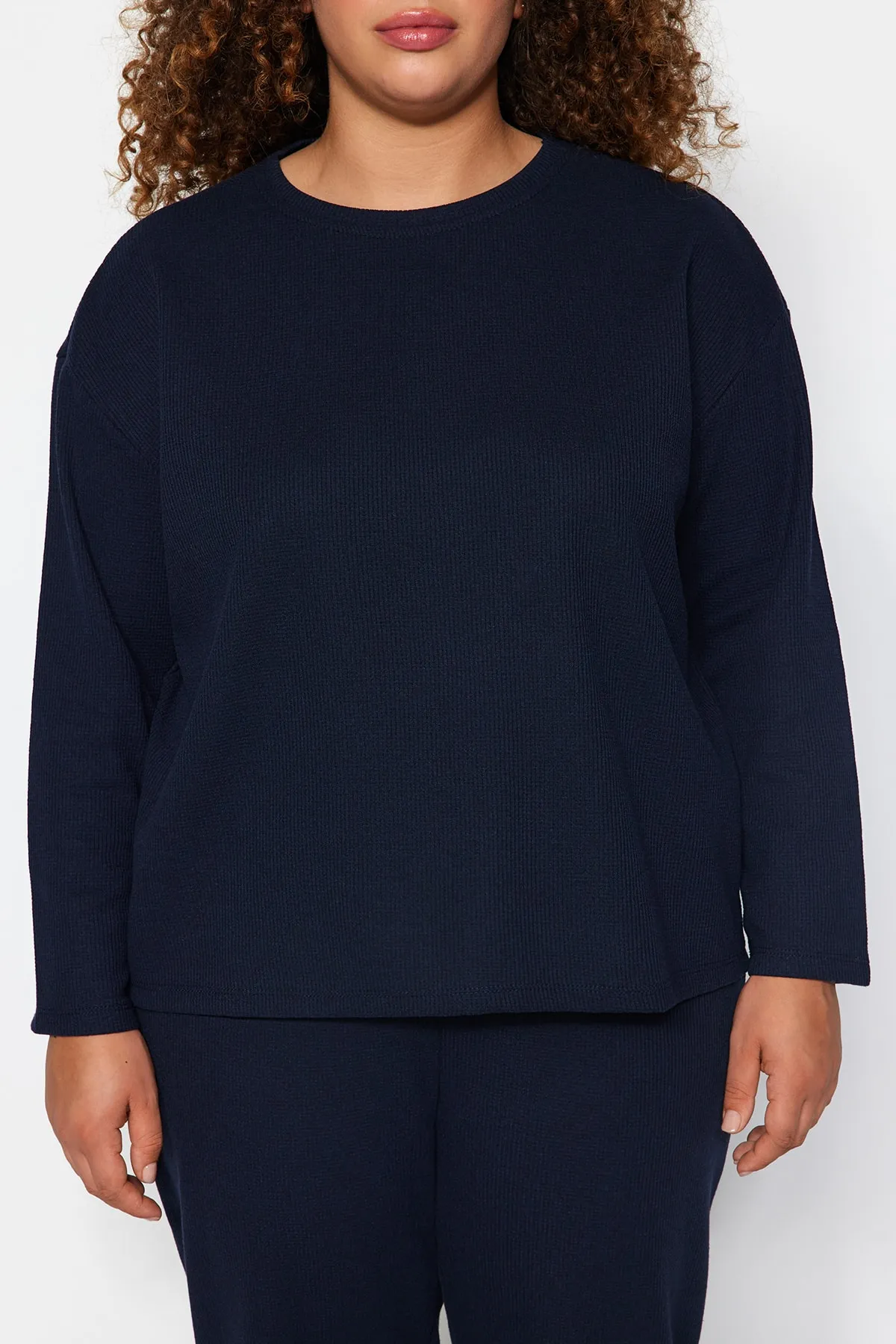 Trendyol Curve  Marineblaues Pyjama-Set aus strukturiertem Strick TBBAW24AI00000