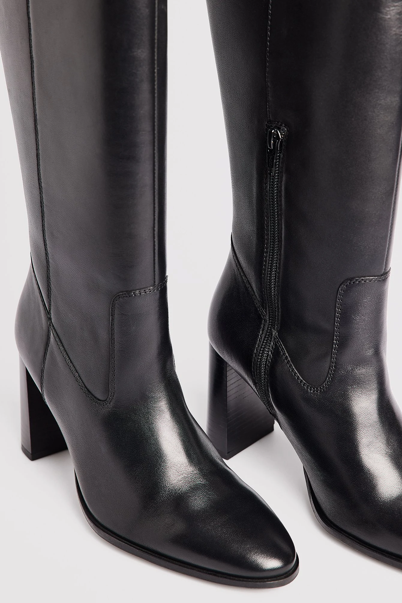 Kniehohe Lederstiefel mit abgerundeter Spitze