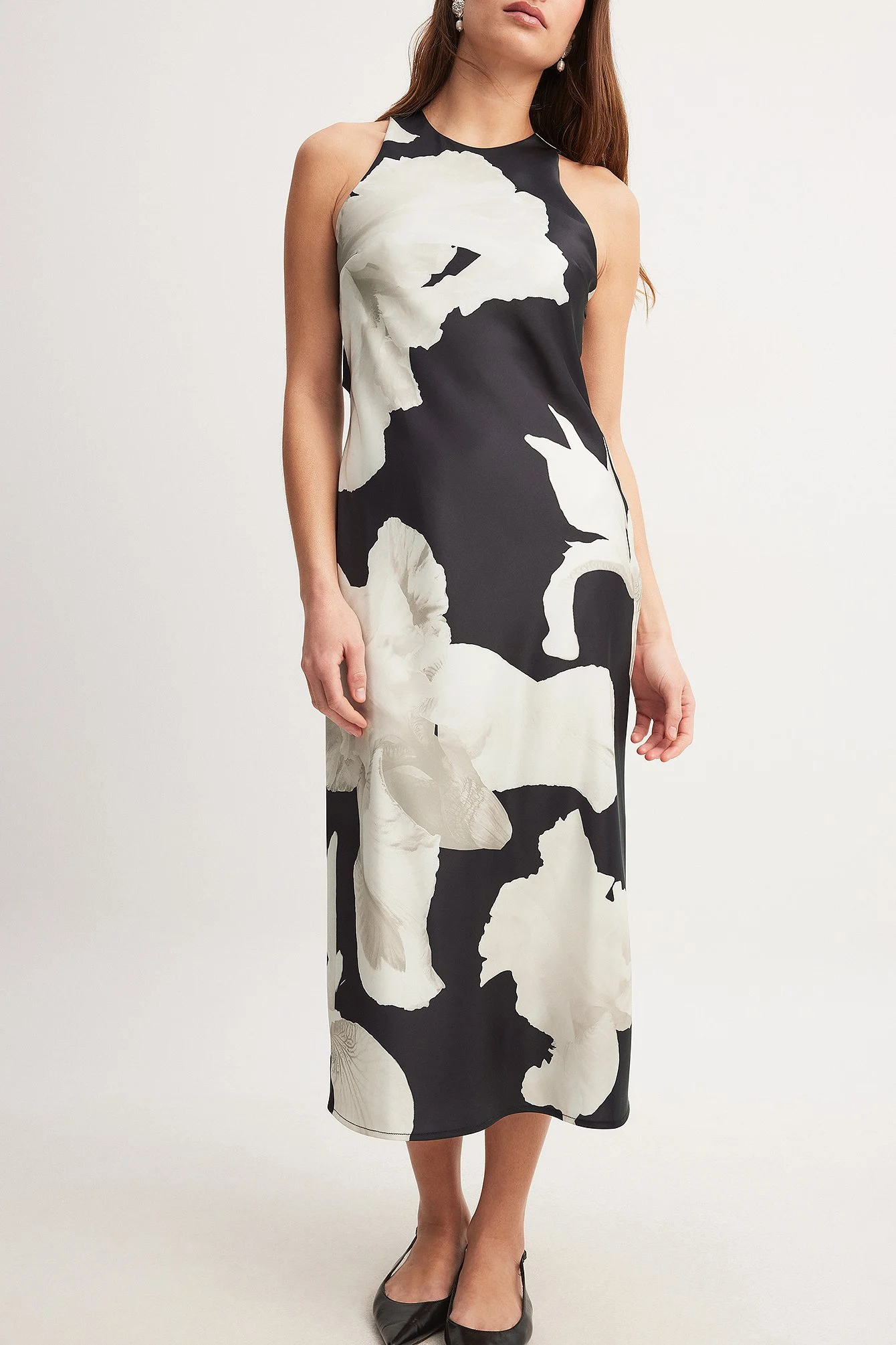Midikleid aus Satin mit offenem Rücken