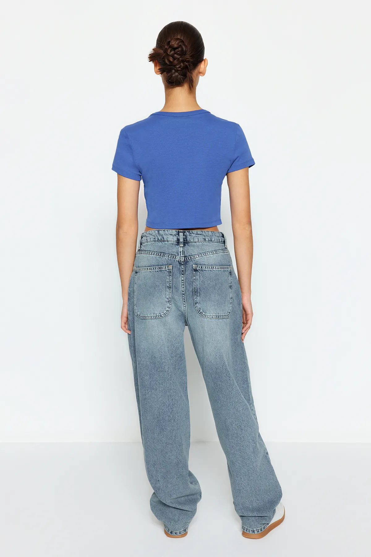 Trendyol Collection  Blaue Skater-Jeans mit niedriger Taille TWOSS24JE00038