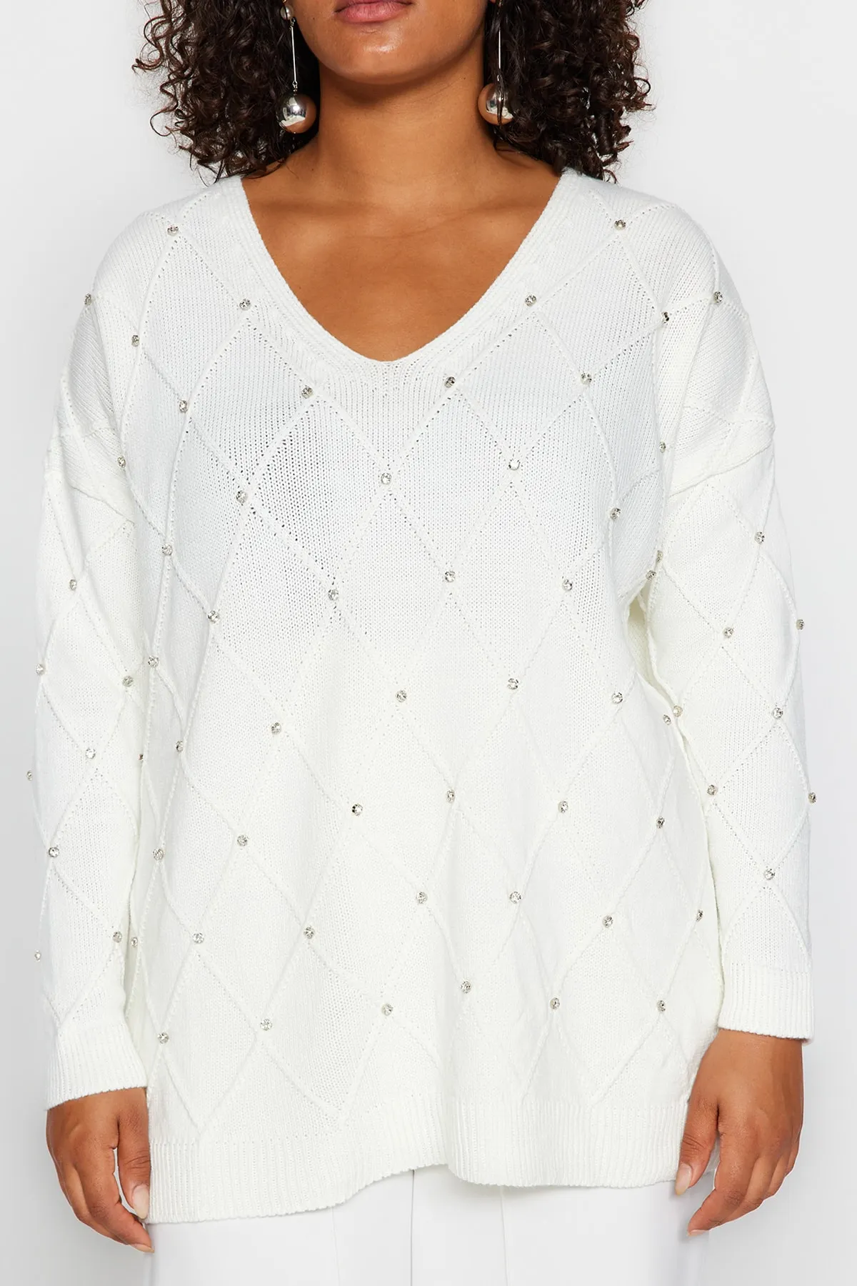 Trendyol Curve  Ecrufarbener Strickpullover mit Steinstickerei TBBAW24AN00031