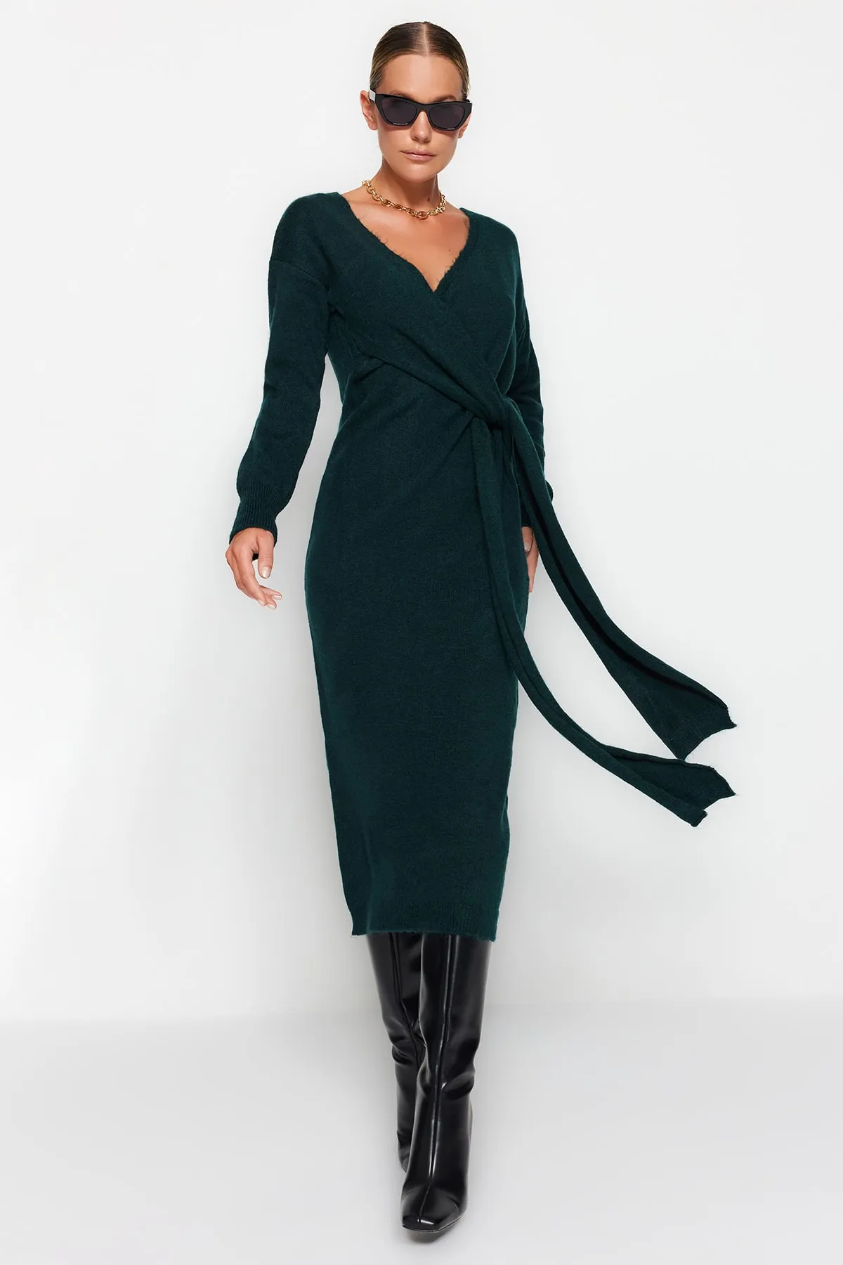 Trendyol Collection  Smaragdgrünes Maxi-Strickkleid mit weicher Struktur und zweireihigem Kragen und Bindeband TWOAW21EL0263