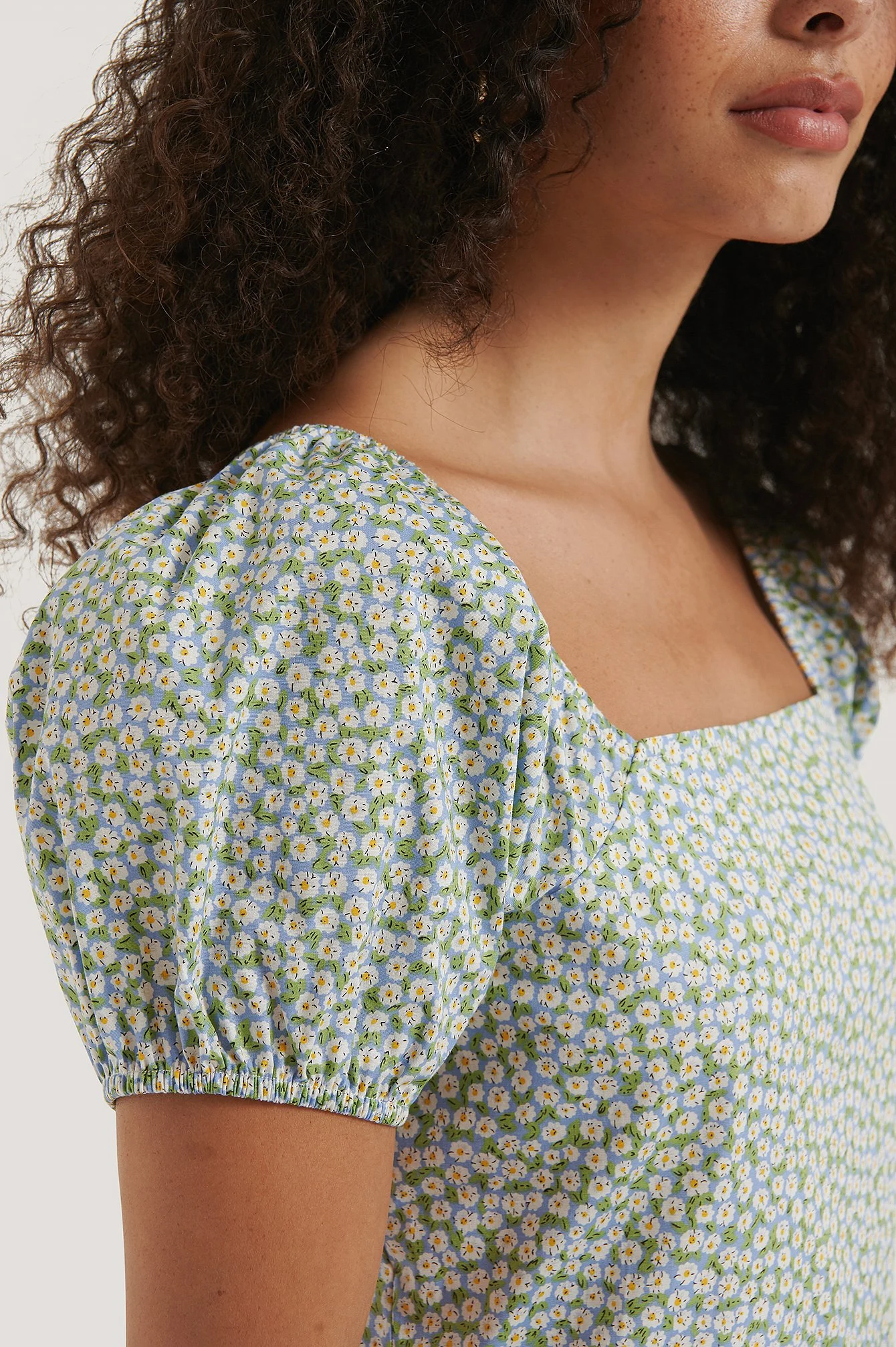 Bedrucktes Minikleid Mit Eckigem Ausschnitt