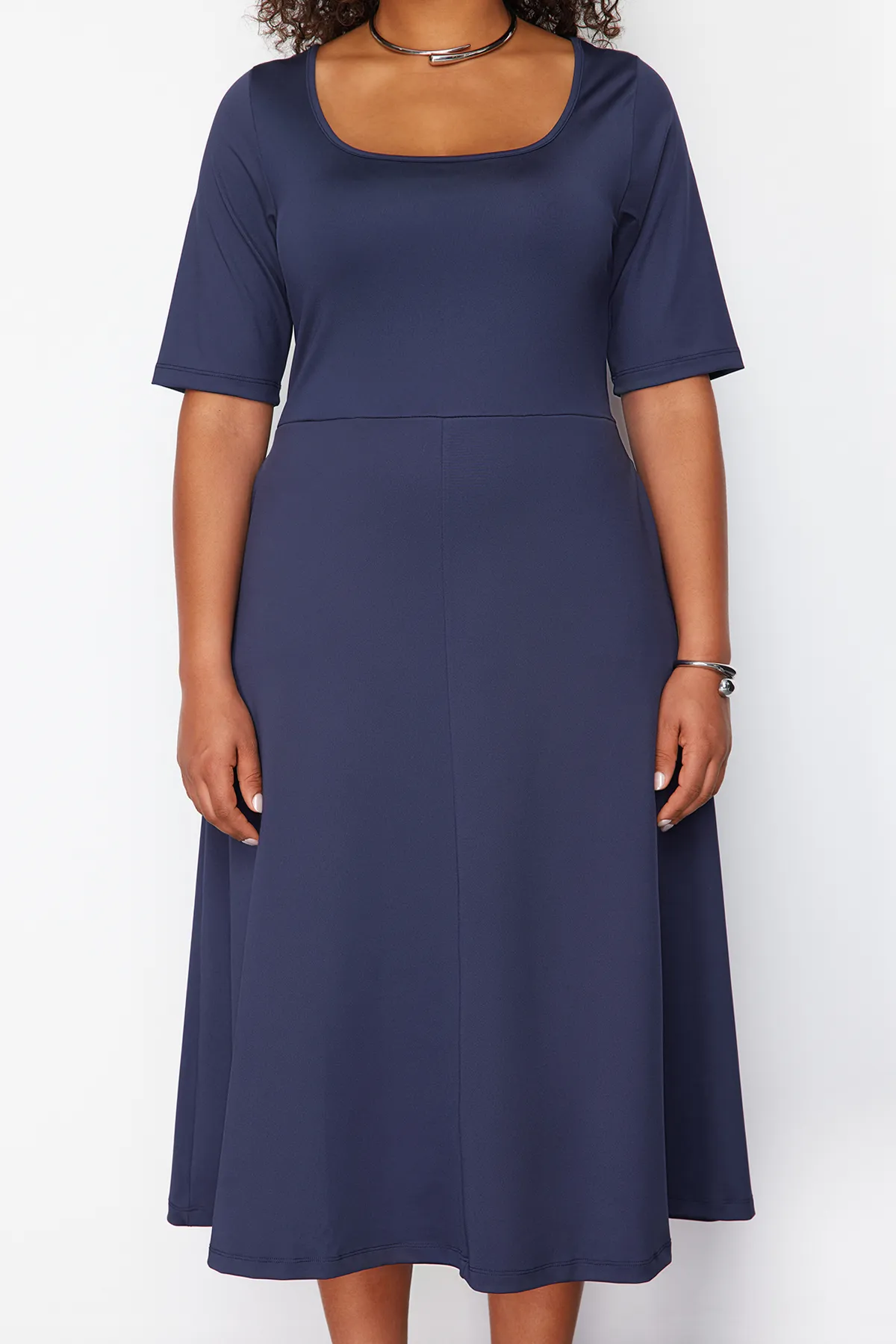 Trendyol Curve  Marineblaues, nachhaltigeres Midi-Strickkleid TBBSS24AH00168