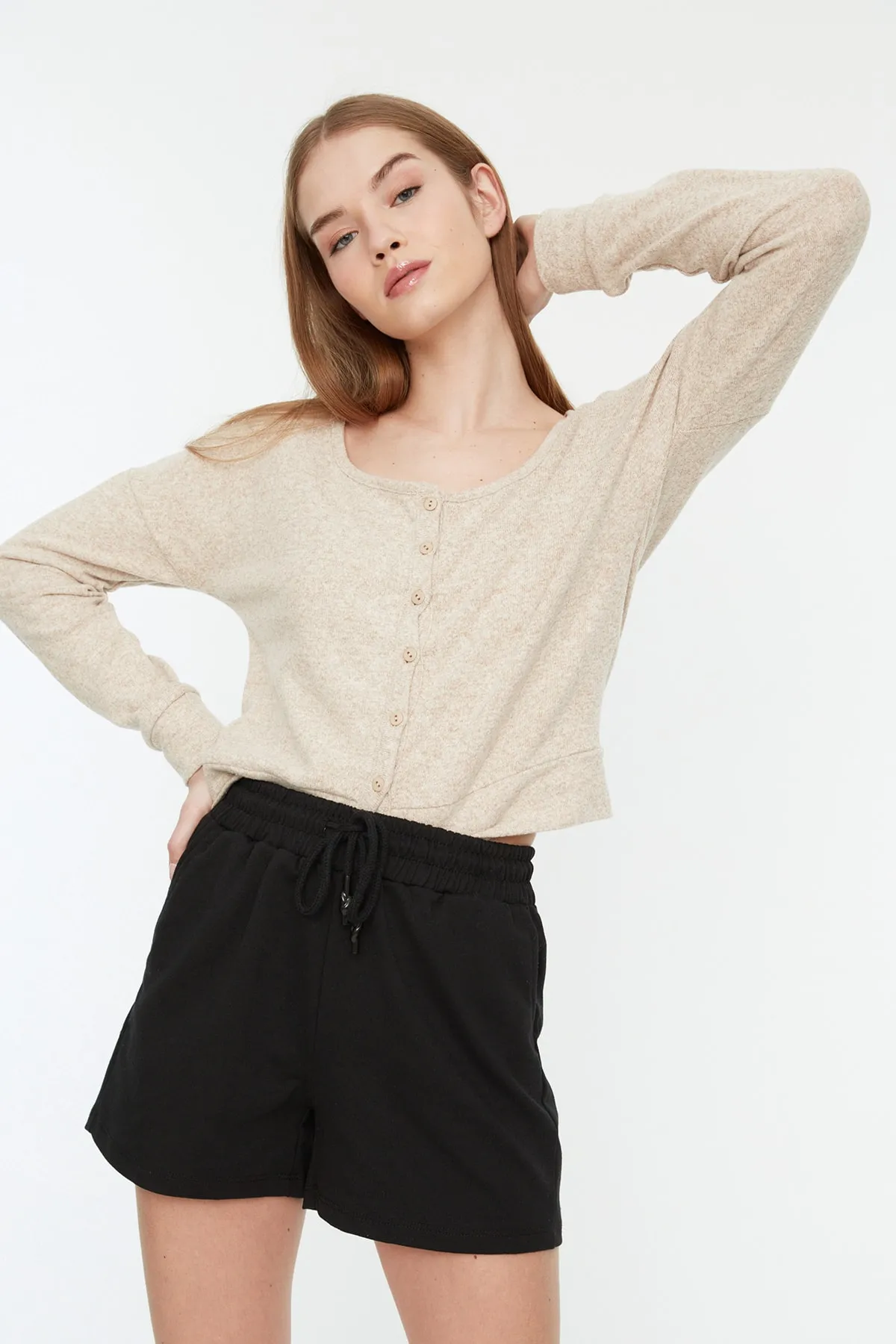 Trendyol Collection  Schwarze gestrickte Shorts aus Baumwolle mit Waffelmuster und Bermuda TWOSS21SR0179