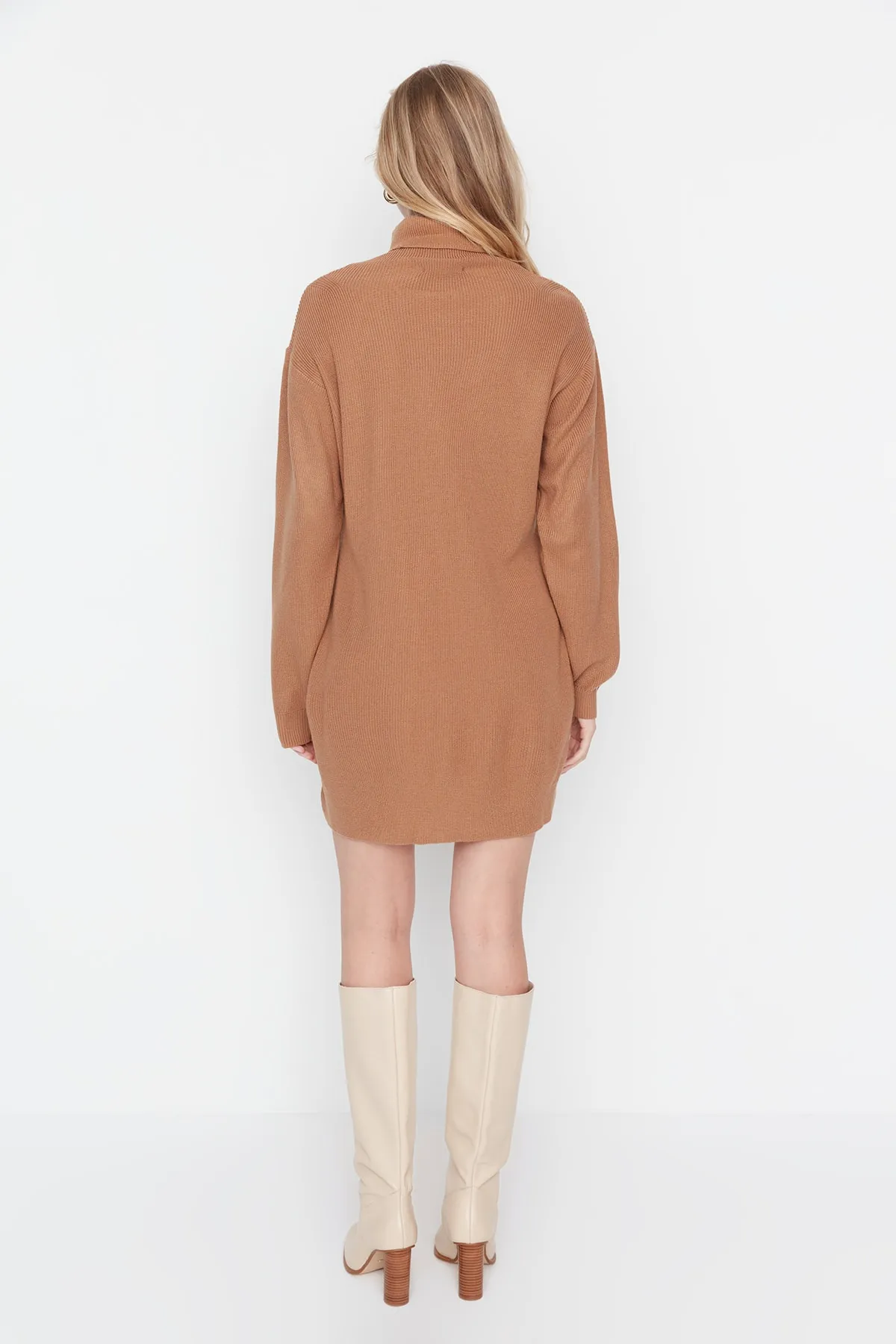 Trendyol Collection  Braunes Mini-Strickkleid mit Rollkragen TWOAW23EL00026