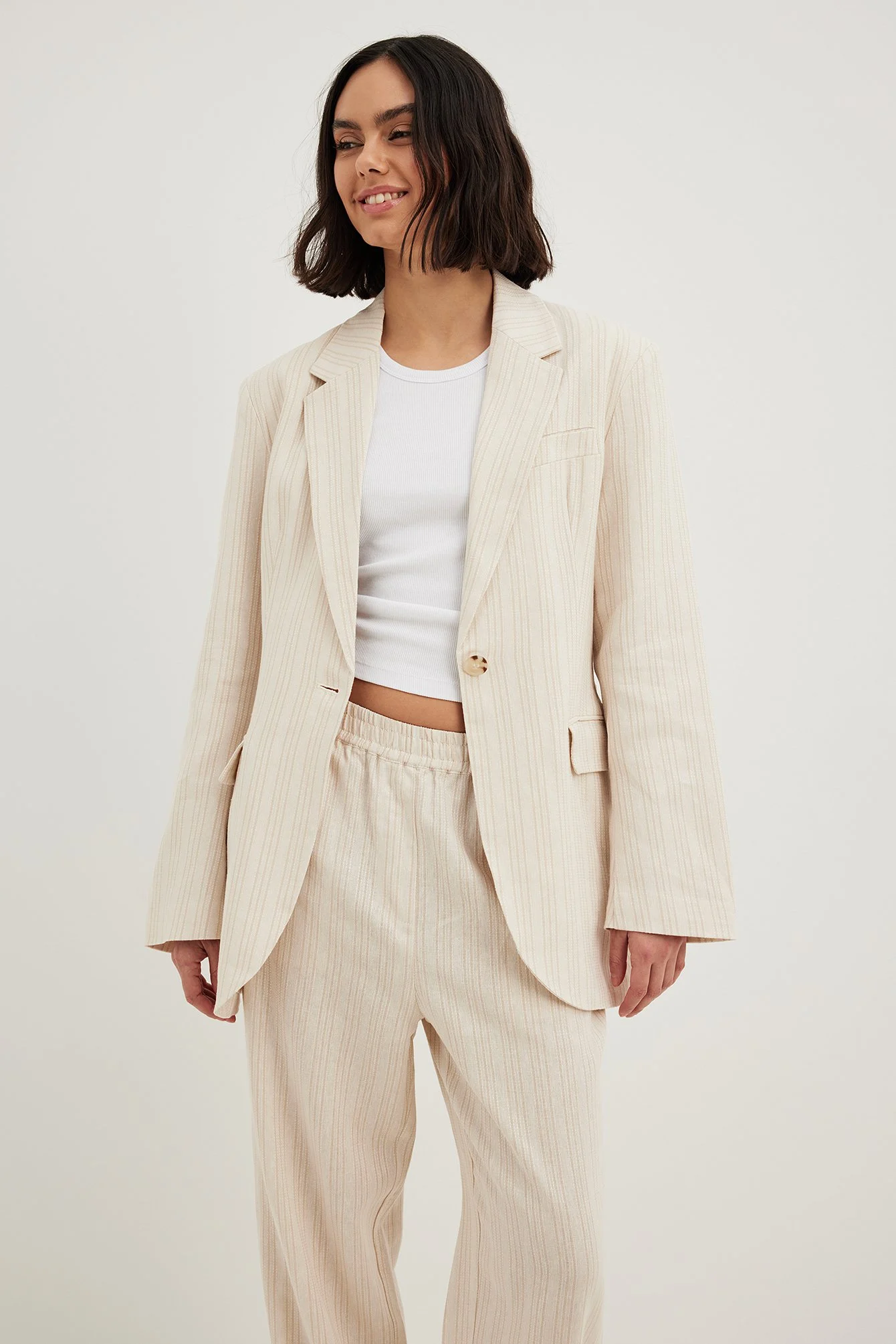 Gerade geschnittener gestreifter Blazer mit Gürtel