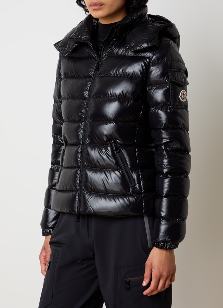 Giacca imbottita Moncler Bady con imbottitura in piuma e cappuccio removibile.
