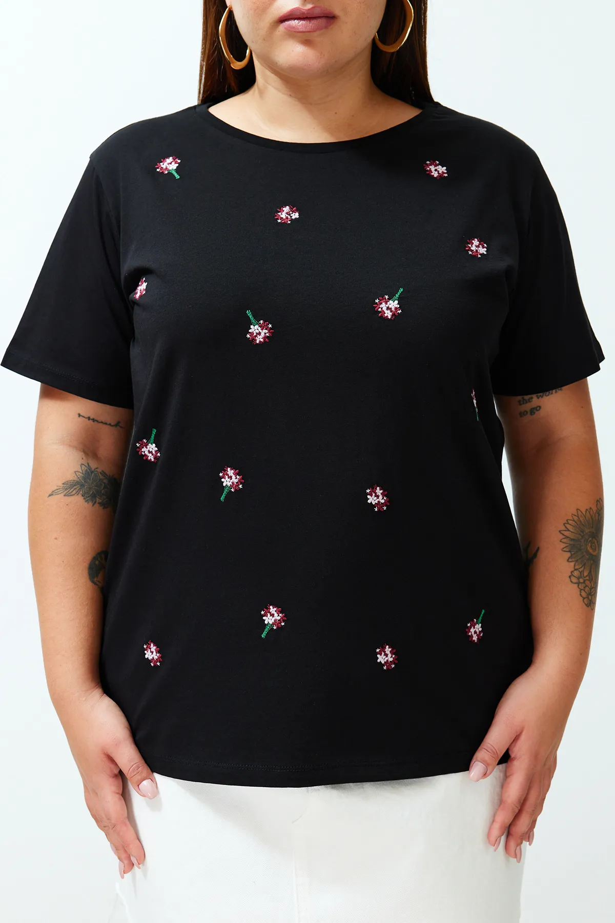 Trendyol Curve  Schwarzes Boyfriend-Strick-T-Shirt mit Stickerei und detaillierten Details TBBSS24BF00029
