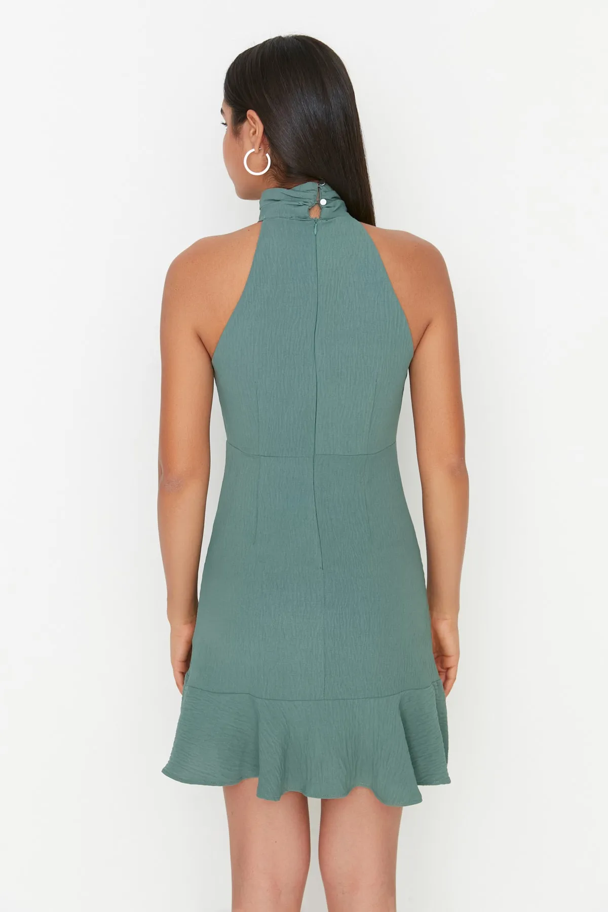 Trendyol Collection  Khakifarbenes, figurbetontes, gewebtes Mini-Neckholder-Kleid TWOSS21EL1538