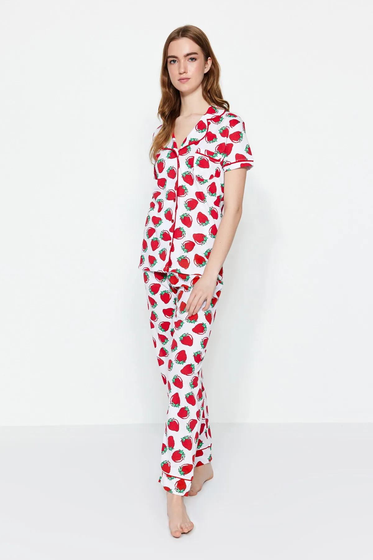 Trendyol Collection  Weißes Pyjama-Set aus Strick mit Erdbeermuster und Paspelierung THMSS21PT0784