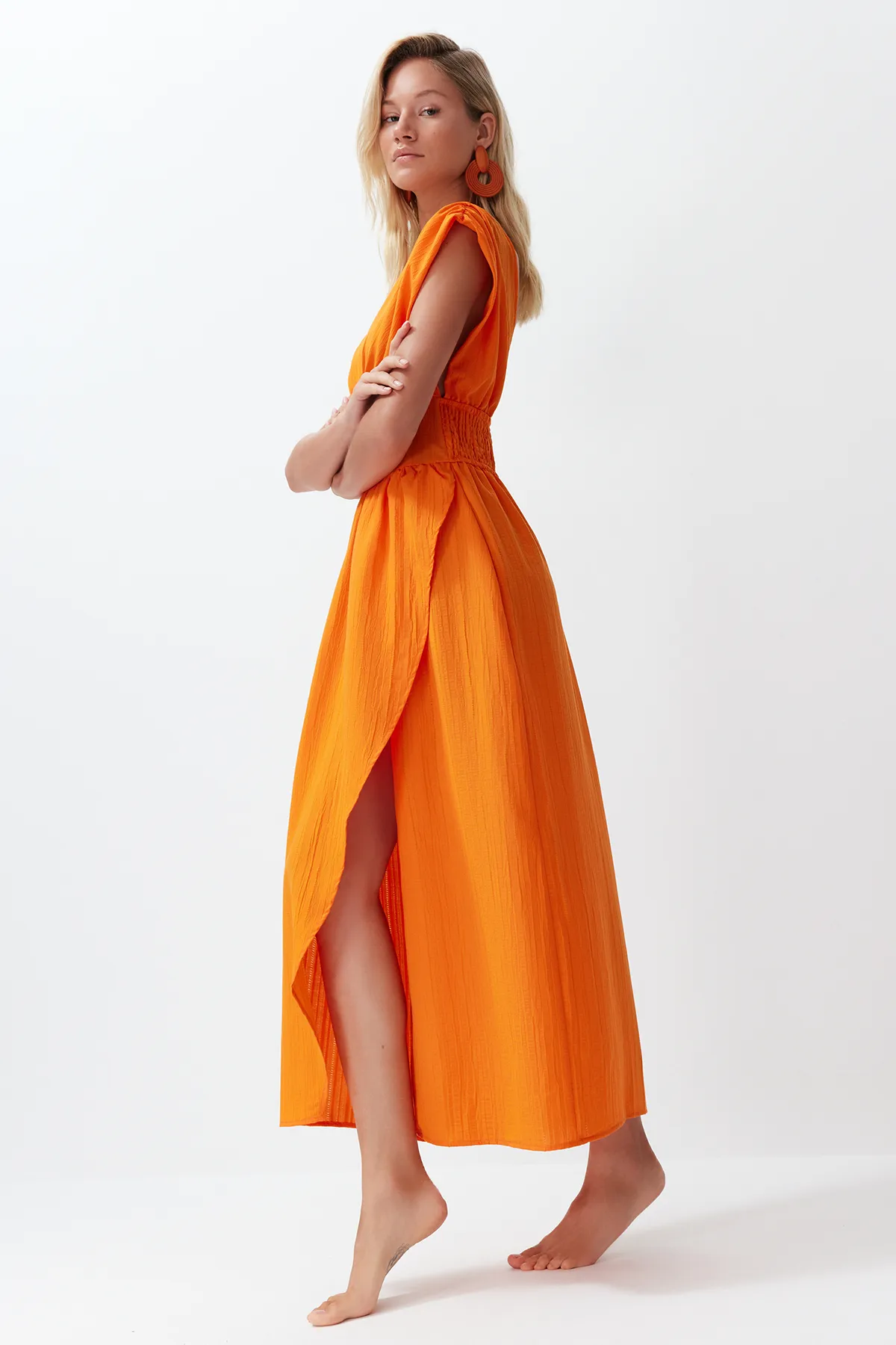 Trendyol Collection  Orangefarbenes Maxi-Strandkleid mit gewebtem Schlitz TBESS24EL00063