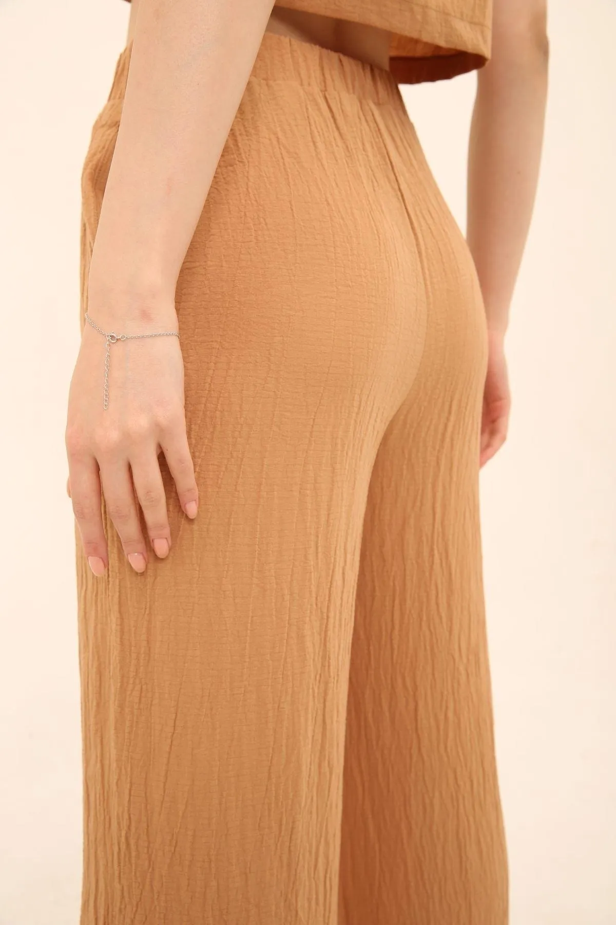 Domoda  Kamelfarbenes Crop-Hemd mit Knöpfen und Palazzo-Hosen mit weitem Bein